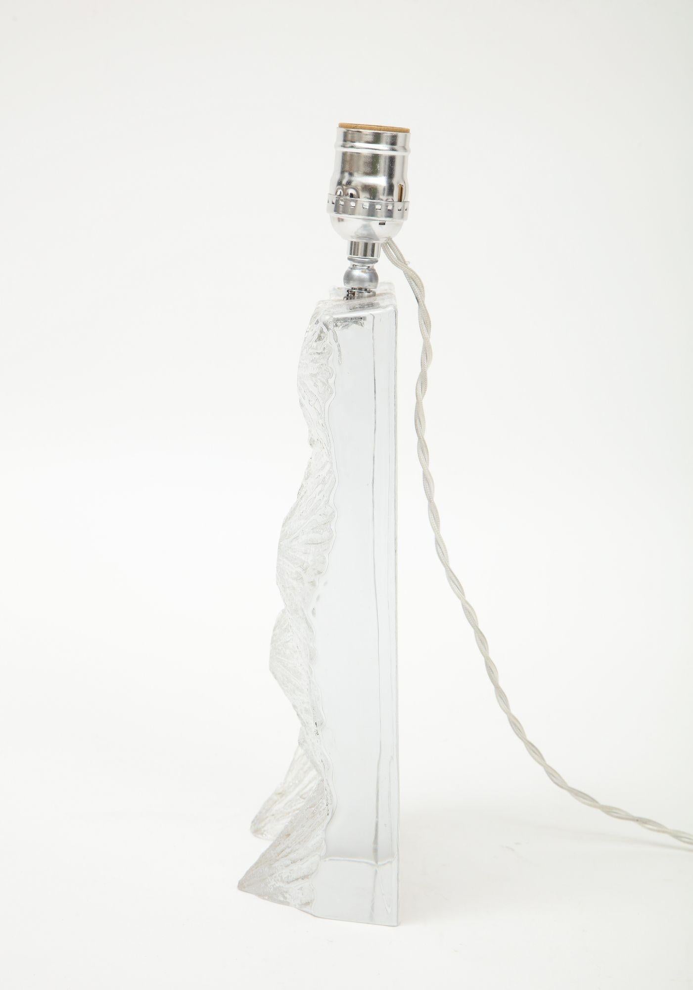 Daum „Chardon“ Bergkristall-Tischlampe mit  Florales Design/One  (Französisch) im Angebot