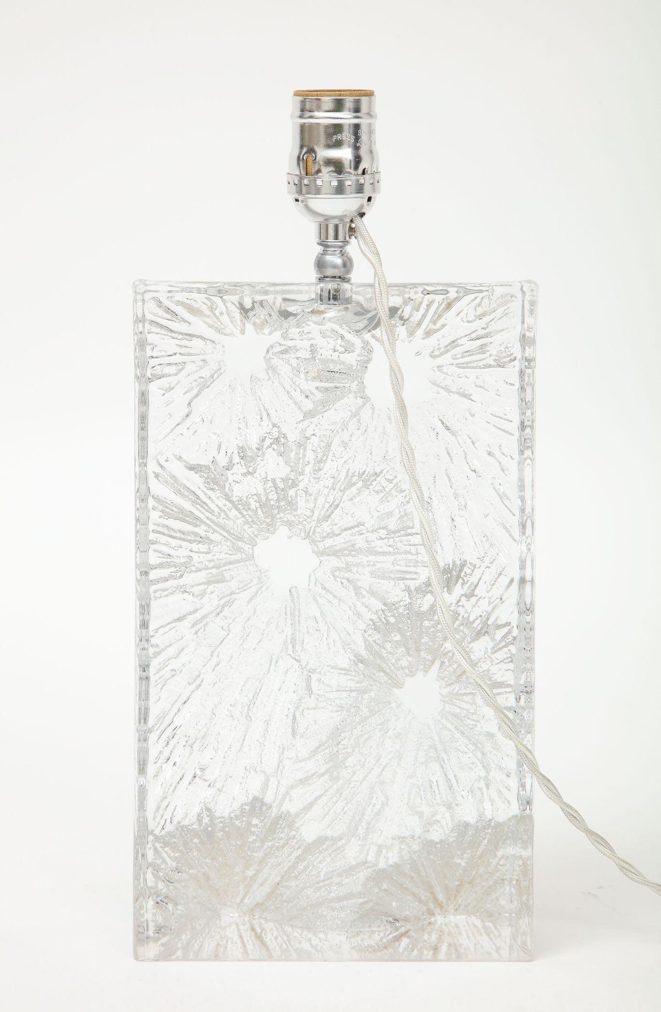 Daum „Chardon“ Bergkristall-Tischlampe mit  Florales Design/One  im Zustand „Gut“ im Angebot in New York, NY