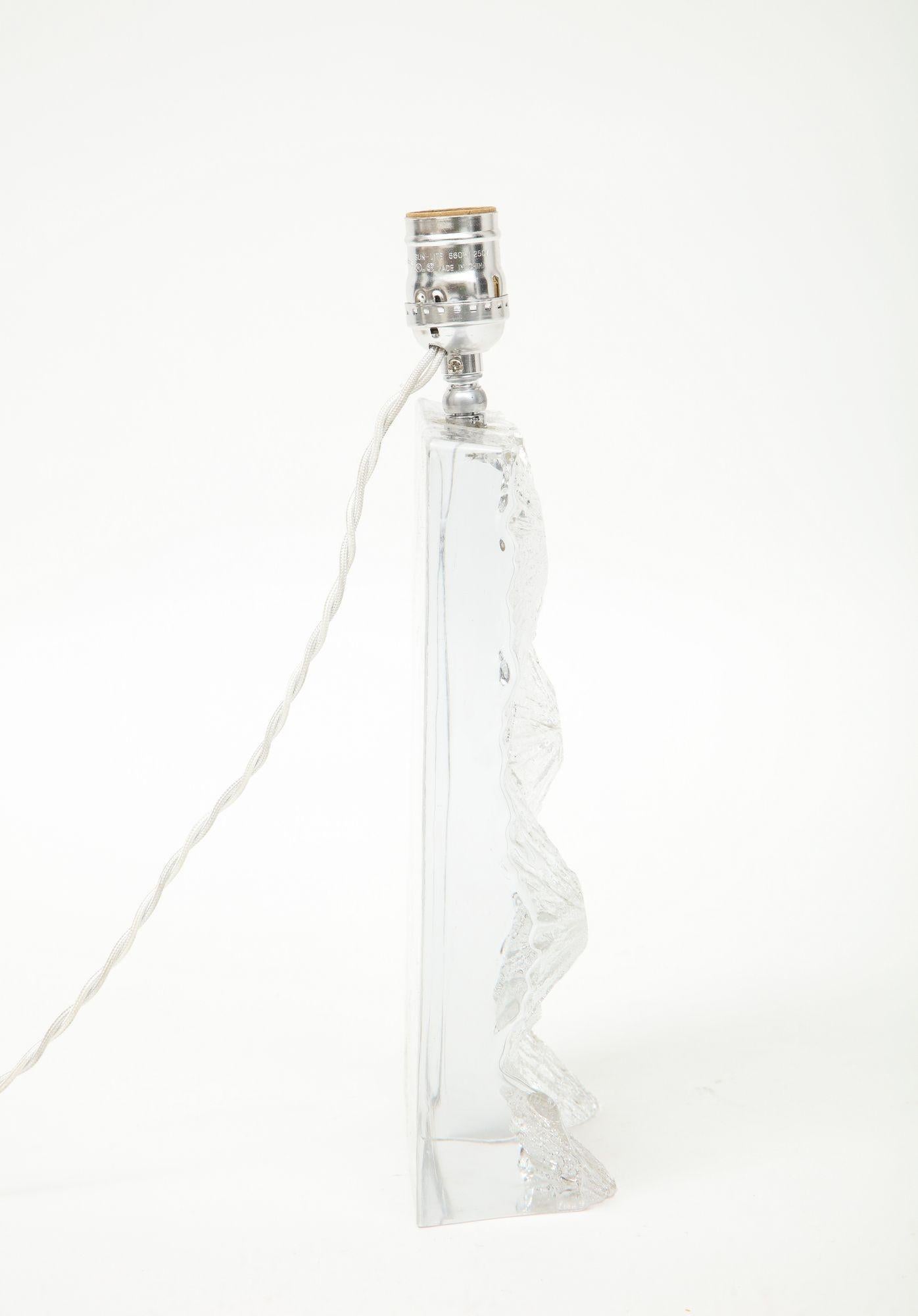 Daum „Chardon“ Bergkristall-Tischlampe mit  Florales Design/One  (Ende des 20. Jahrhunderts) im Angebot