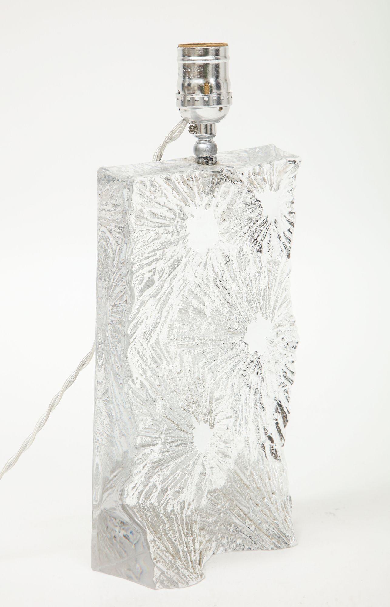 Daum „Chardon“ Bergkristall-Tischlampe mit  Florales Design/One  (Kristall) im Angebot