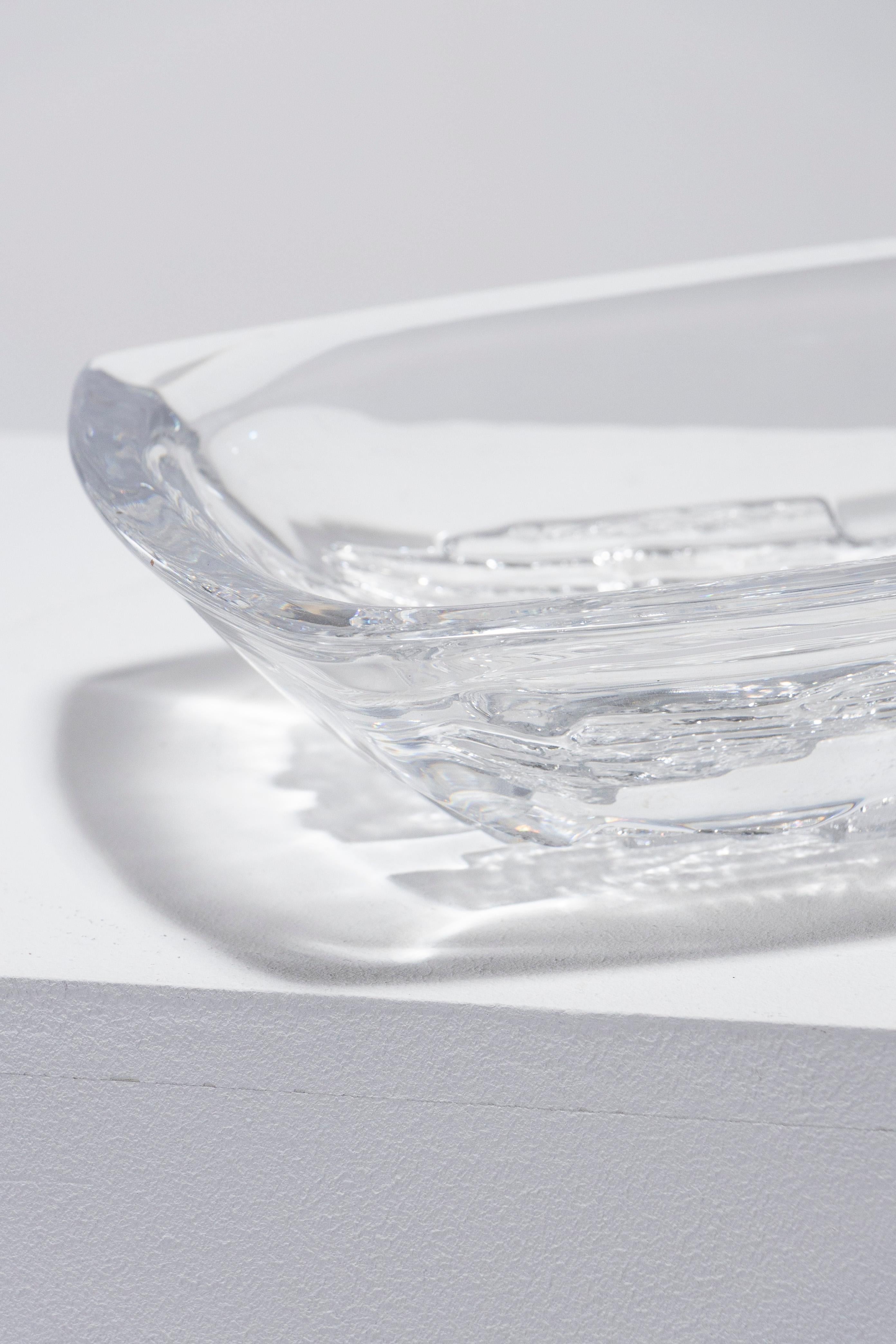 A thick rectangular crystal bowl with rounded corners, crafted by Daum in the 1940s. The design mimics the texture of bark, showcasing exquisite detail. Signed with a stylus. In excellent condition.
DV2057
