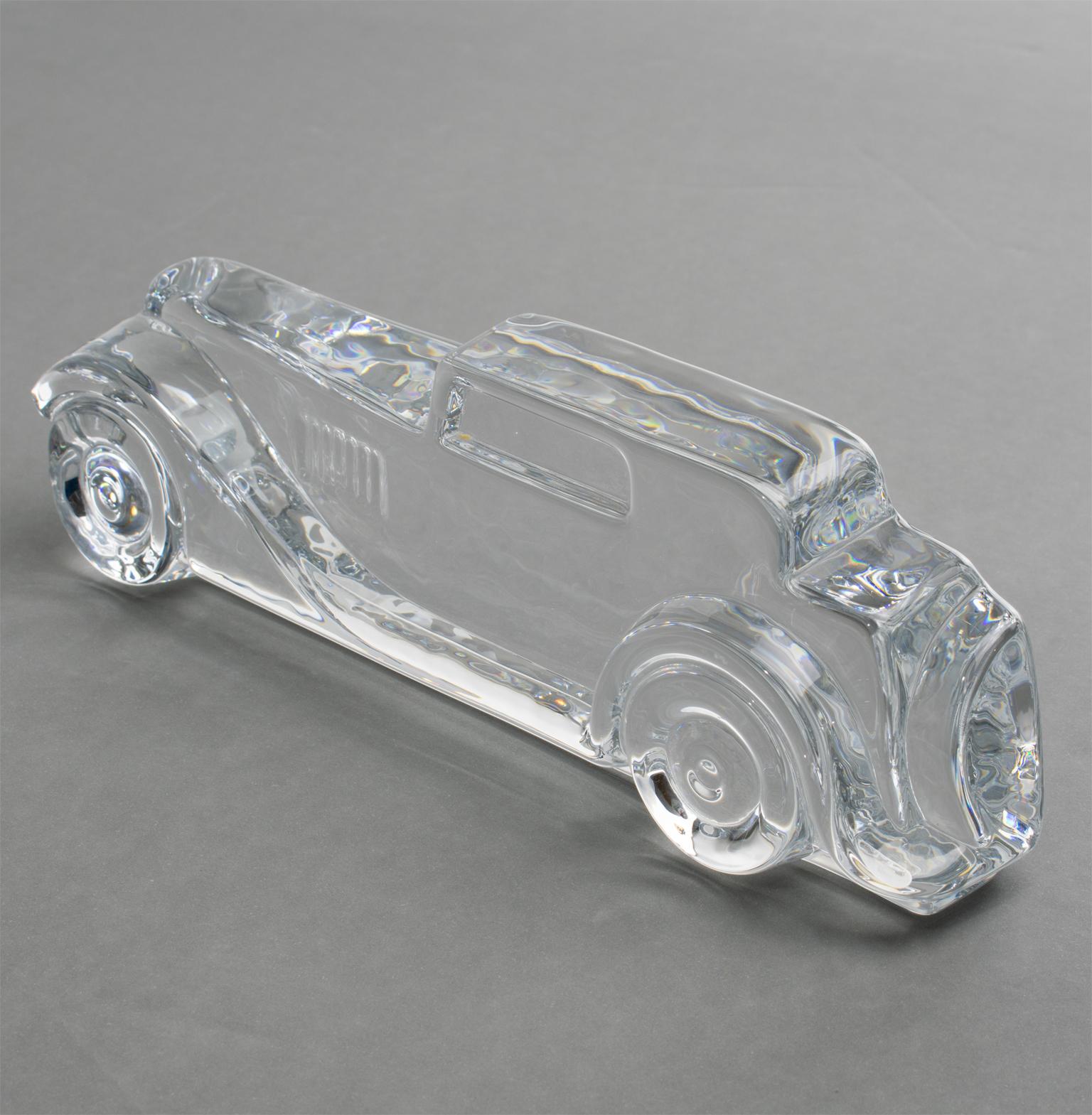 Presse-papier ou sculpture décorative en cristal de Marli avec voiture en relief en vente 3
