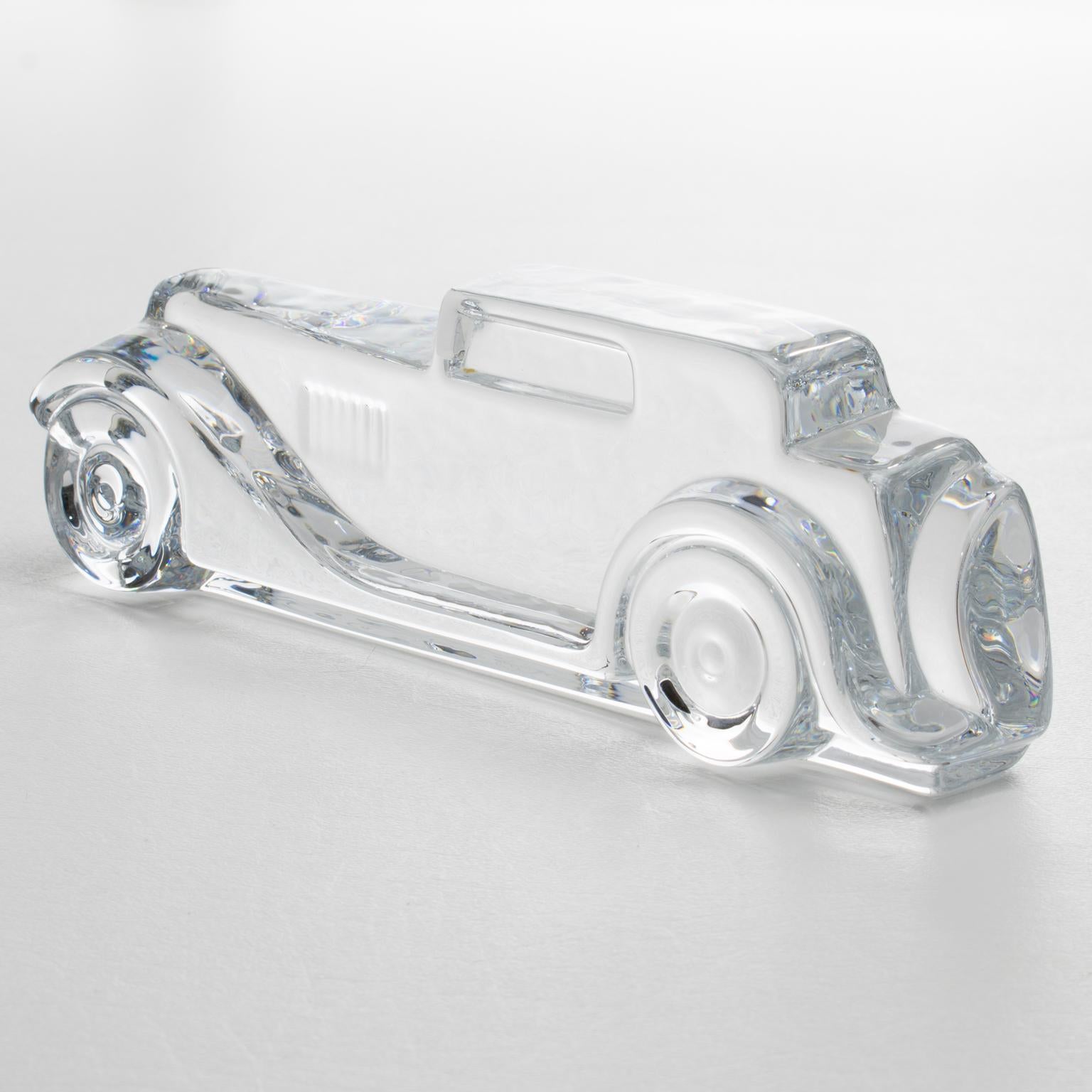 Mid-Century Modern Presse-papier ou sculpture décorative en cristal de Marli avec voiture en relief en vente