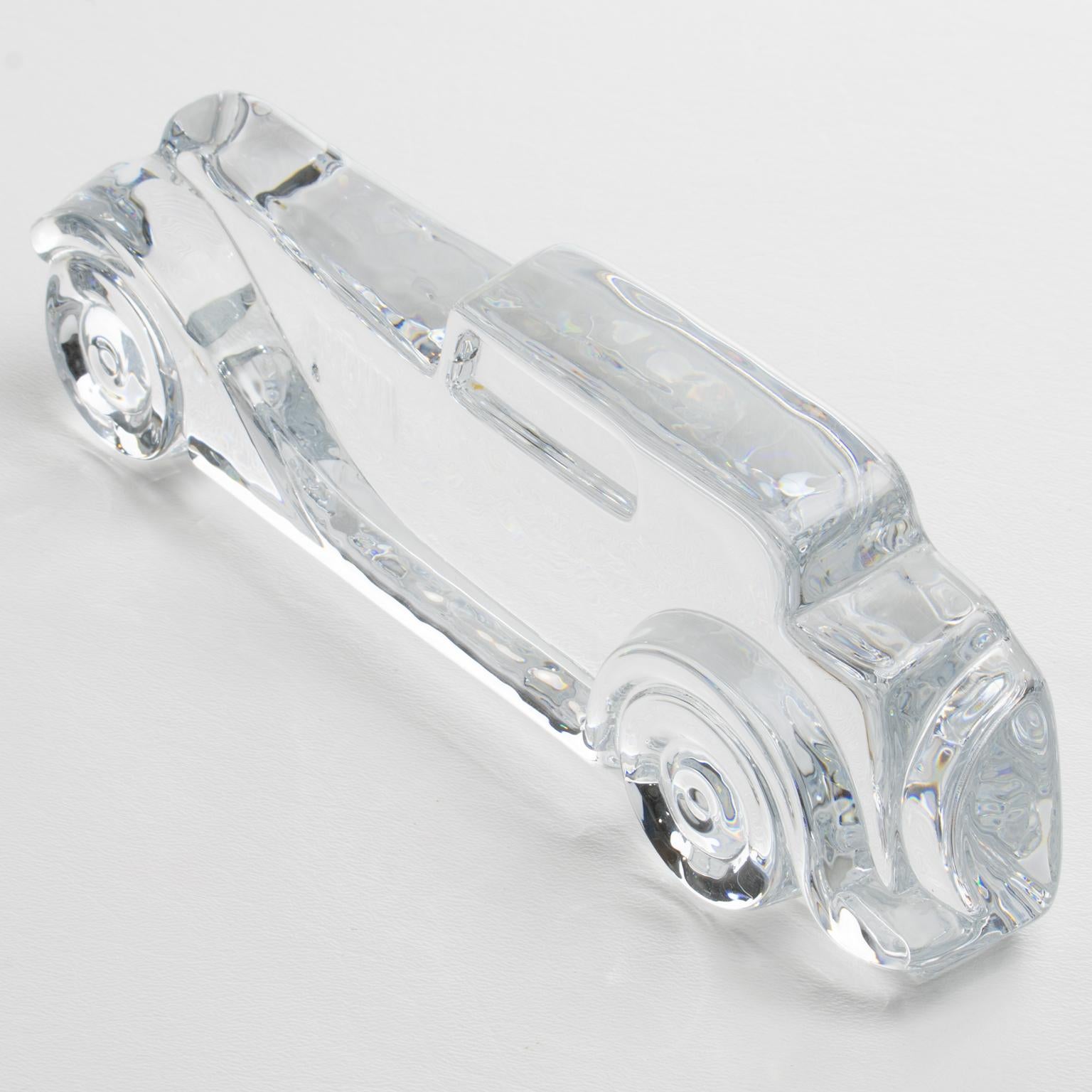 Français Presse-papier ou sculpture décorative en cristal de Marli avec voiture en relief en vente