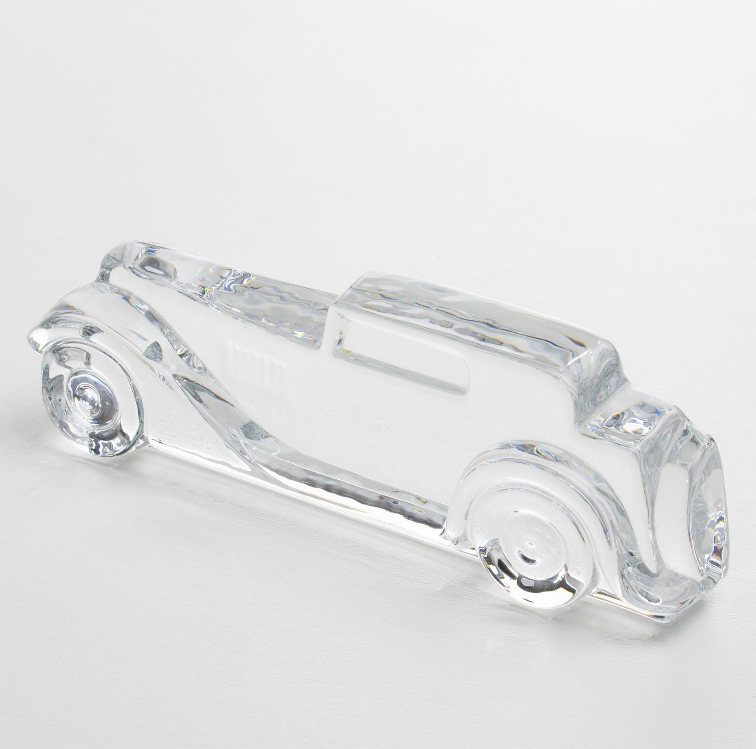 Fin du 20e siècle Presse-papier ou sculpture décorative en cristal de Marli avec voiture en relief en vente