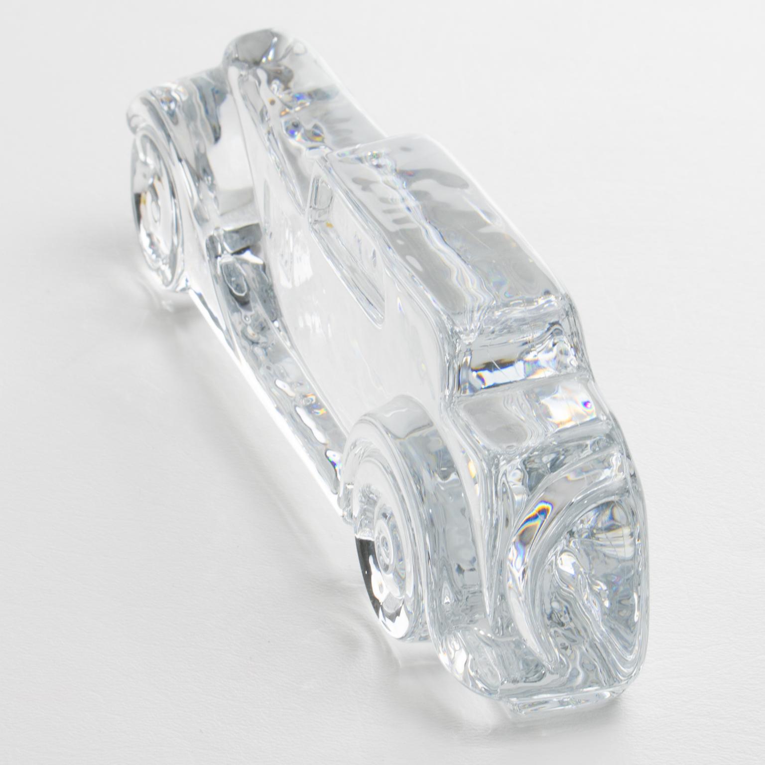 Cristal Presse-papier ou sculpture décorative en cristal de Marli avec voiture en relief en vente