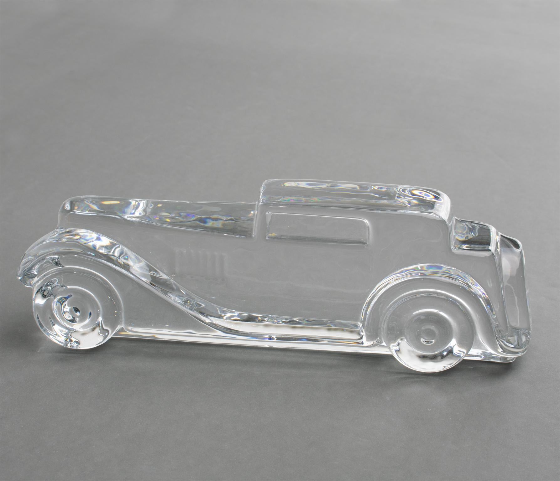 Presse-papier ou sculpture décorative en cristal de Marli avec voiture en relief en vente 2