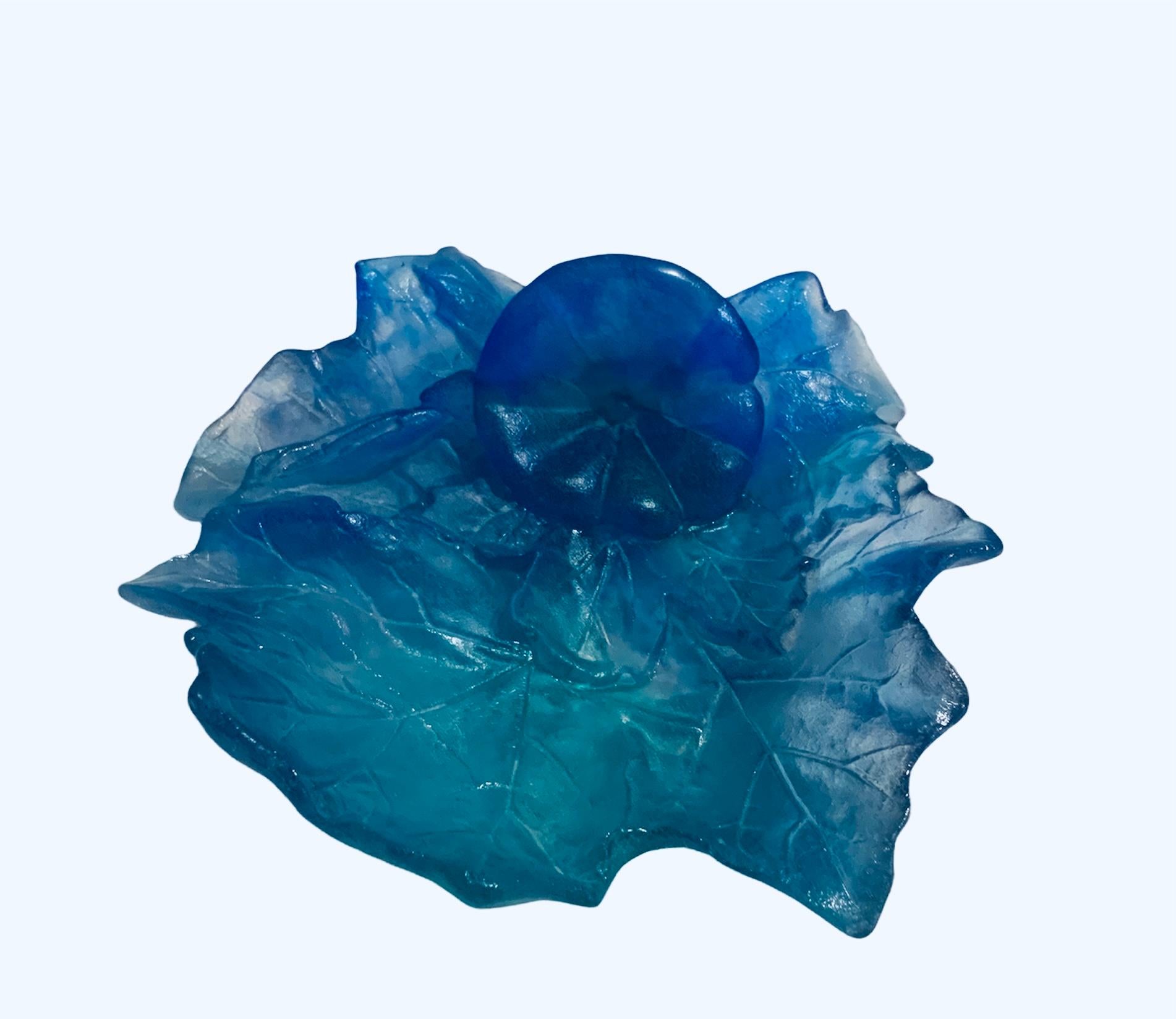 Il s'agit d'un bol en cristal Daum en forme de Pate de Verre avec une seule fleur (il peut s'agir d'un Groundsel) et de grandes feuilles représentant différentes nuances de bleu et de turquoise.