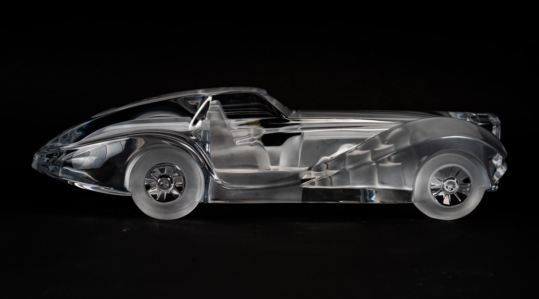 Voiture de sport en cristal de Daum:: 20e siècle. 
Mesures : H : 12 cm:: W : 40 cm:: D : 16 cm.