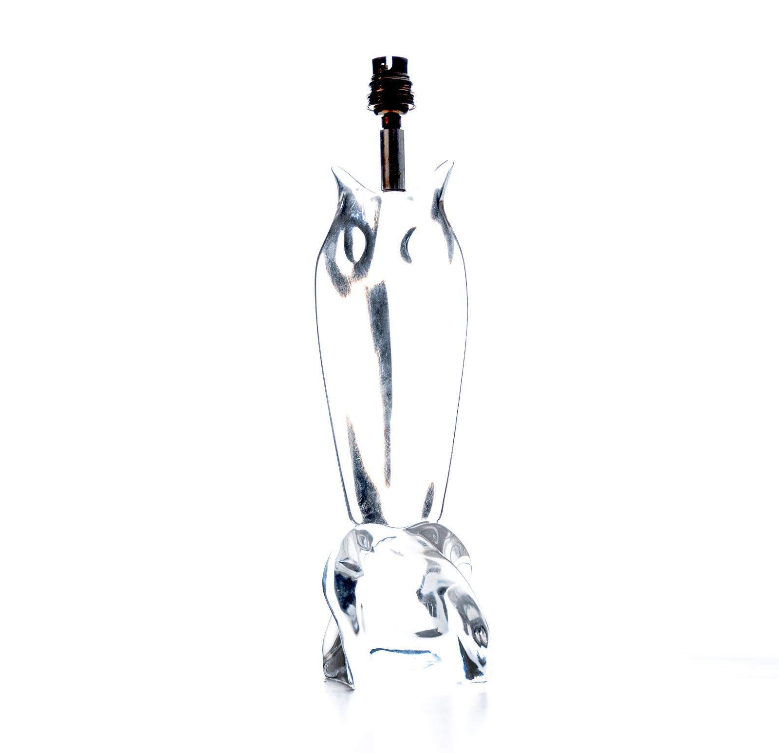 Pied de lampe en cristal français de Daum France - recâblé et prêt à l'emploi.
Signature gravée, Daum France, sur la base.
Dimensions avec l'abat-jour :
H - 57.5cm
W - 33.5cm
D - 14cm.