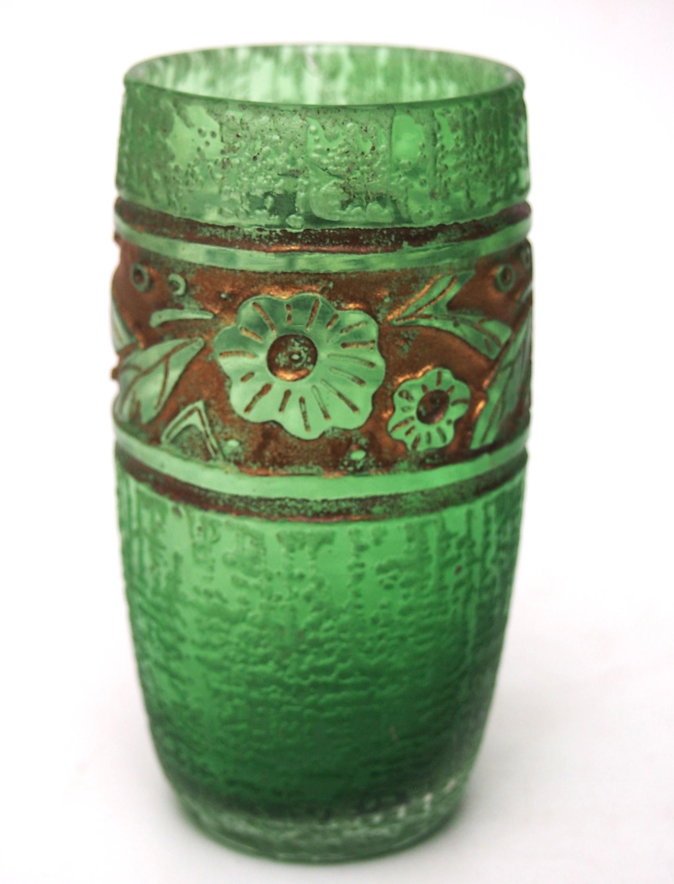 Insolito e sorprendente vaso a botte Daum in stile art déco, di colore verde intenso, profondamente inciso all'acido e decorato con un taglio profondo dorato con fiori e foglie. Ha la classica forma a barile di Daum, una delle forme più efficaci e