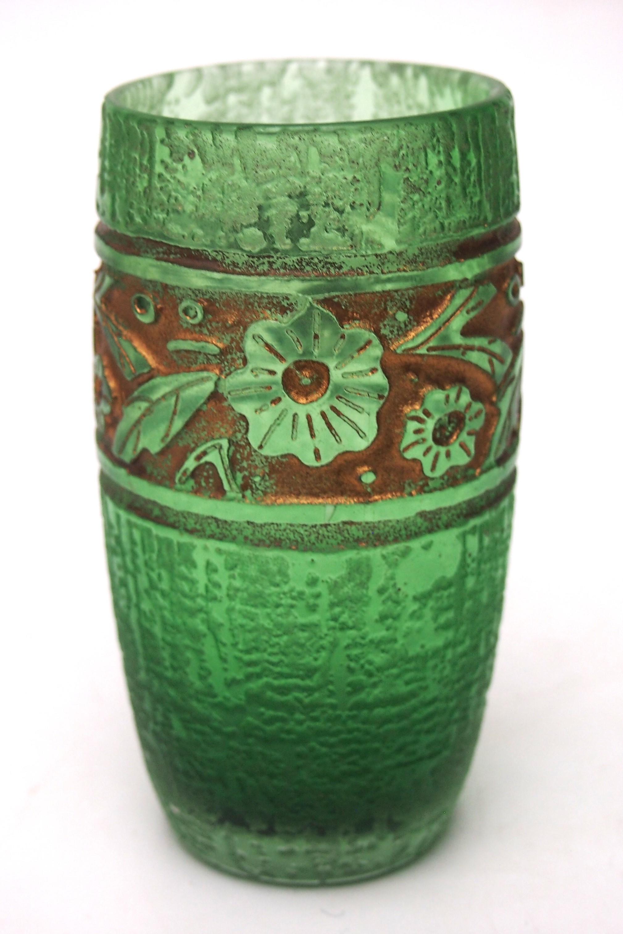 Art Déco Daum Vaso a botte in vetro verde Art Deco con taglio profondo all'acido - Francia, 1920 ca. in vendita