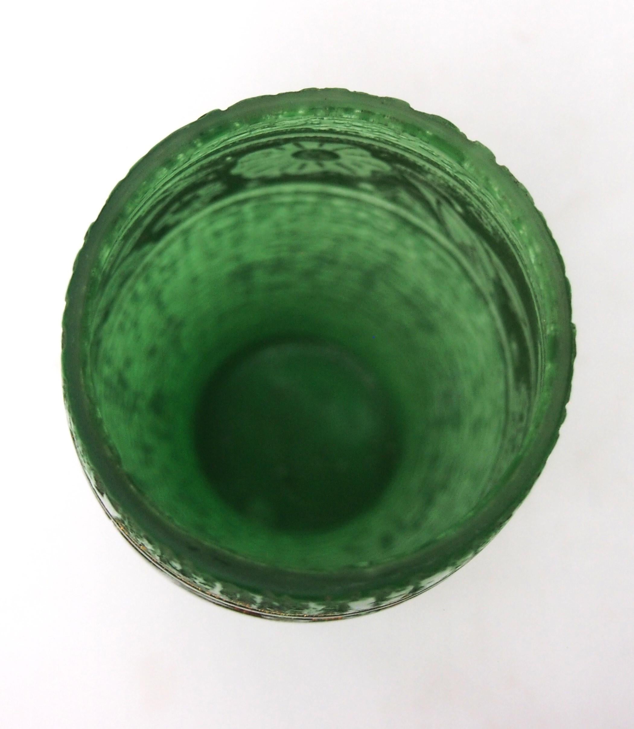 Inizio XX secolo Daum Vaso a botte in vetro verde Art Deco con taglio profondo all'acido - Francia, 1920 ca. in vendita