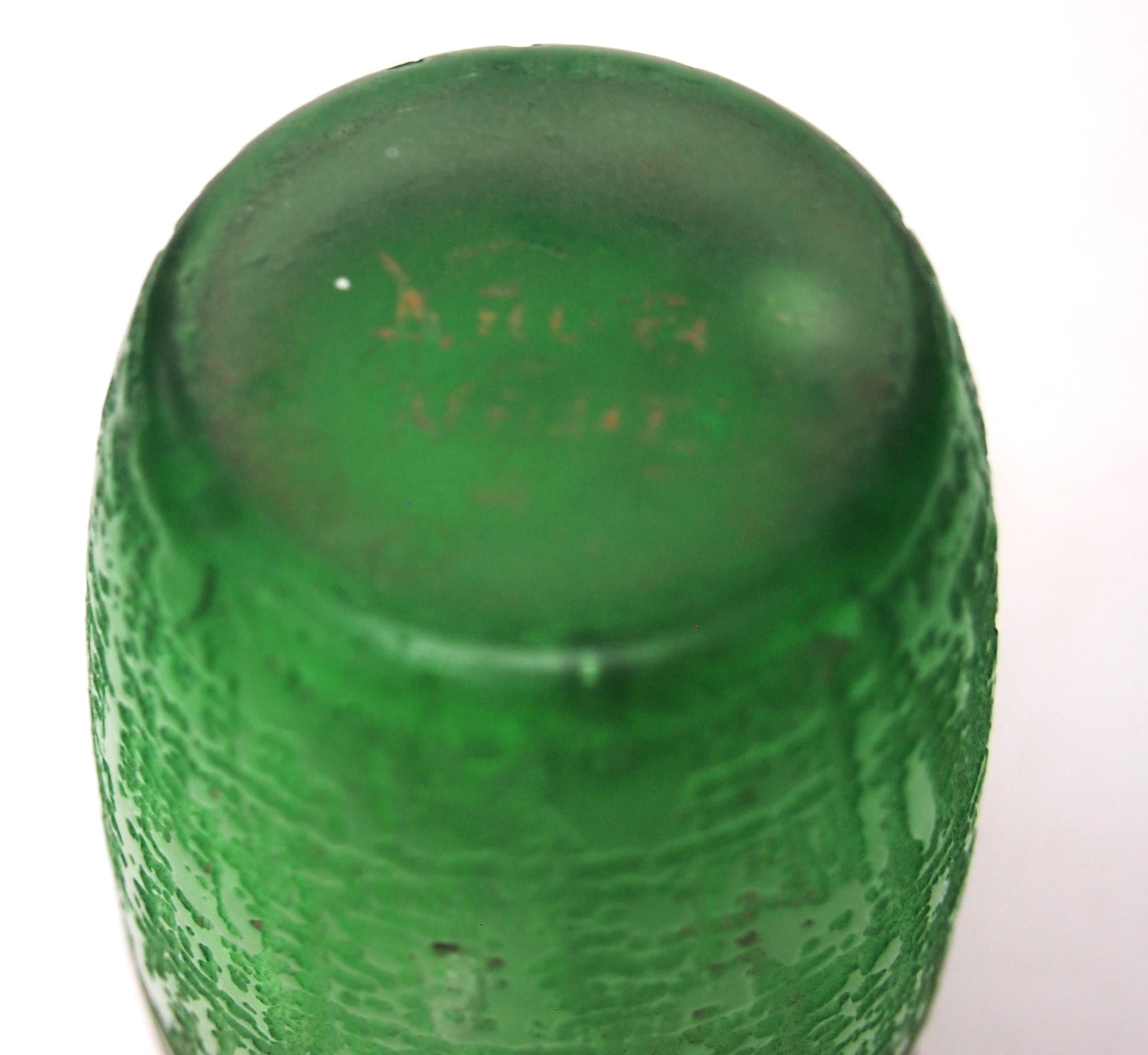 Vetro artistico Daum Vaso a botte in vetro verde Art Deco con taglio profondo all'acido - Francia, 1920 ca. in vendita