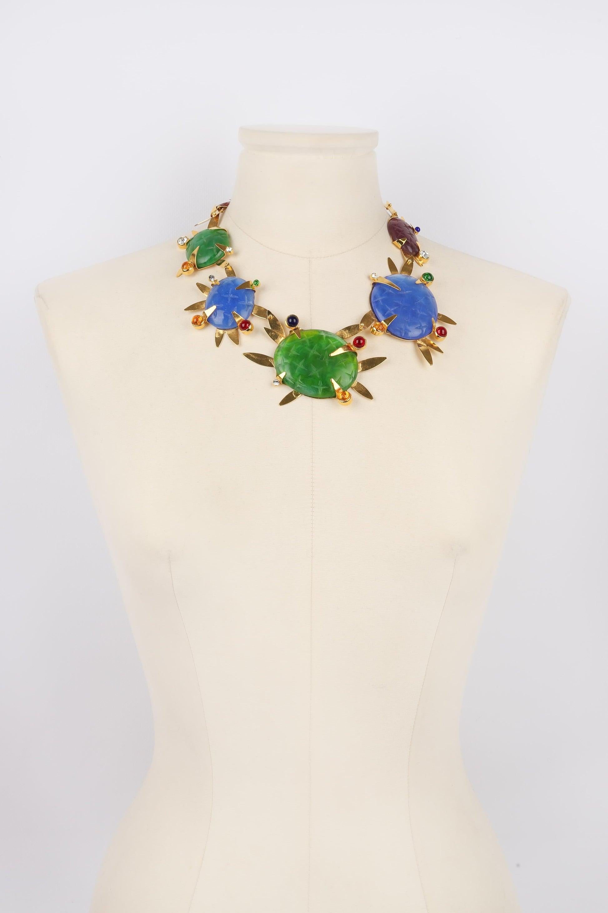 Daum - (Made in France) Golden metal articulated necklace with resin, glass paste, and rhinestone cabochons. Jewelry from the middle of the 1990s.

Additional information:
Condition: Very good condition
Dimensions: Length: 46 cm
Period: 20th