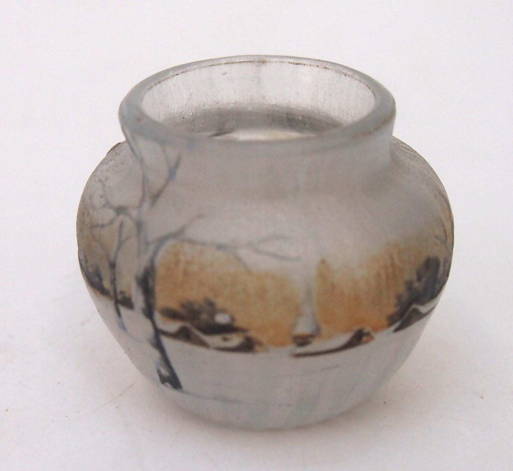 Vase ultra miniature Daum Dutch Winter scene - Camée émaillé en polychrome et découpé à l'acide représentant une scène d'hiver profond avec des arbres et un lac gelé avec deux moulins à vent enneigés, des maisons entourées d'arbres et une église