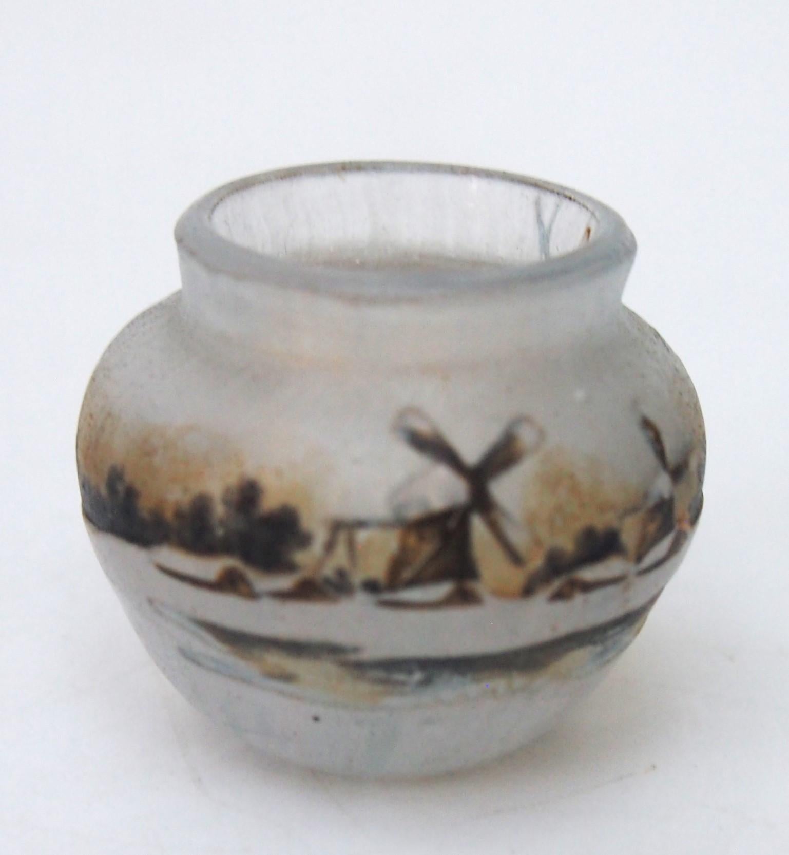 Daum Vase d'hiver hollandais en émail et camée découpé à l'acide Ultra-miniature -Français c1900 Bon état à Worcester Park, GB