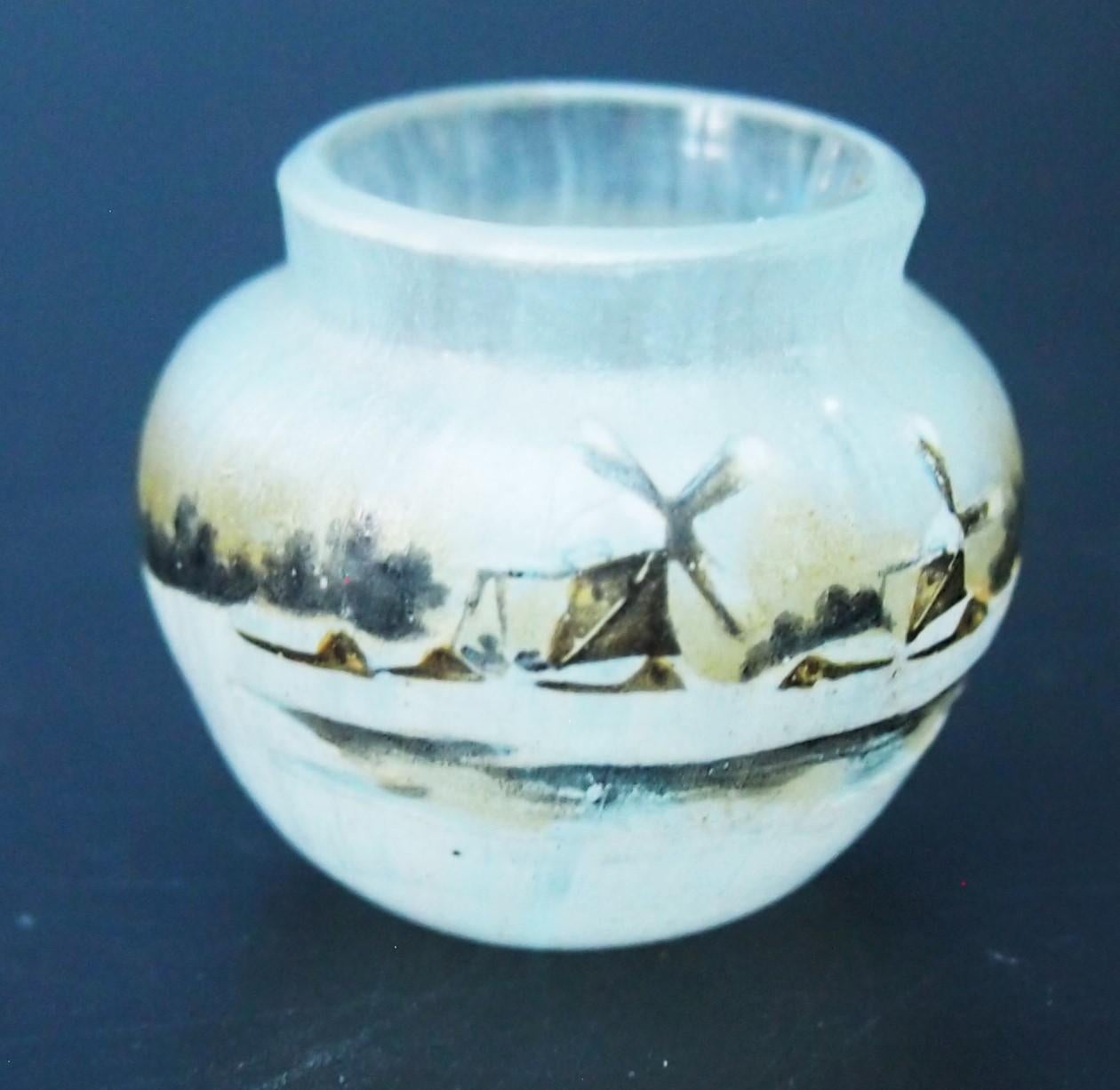 Daum Vase d'hiver hollandais en émail et camée découpé à l'acide Ultra-miniature -Français c1900 1