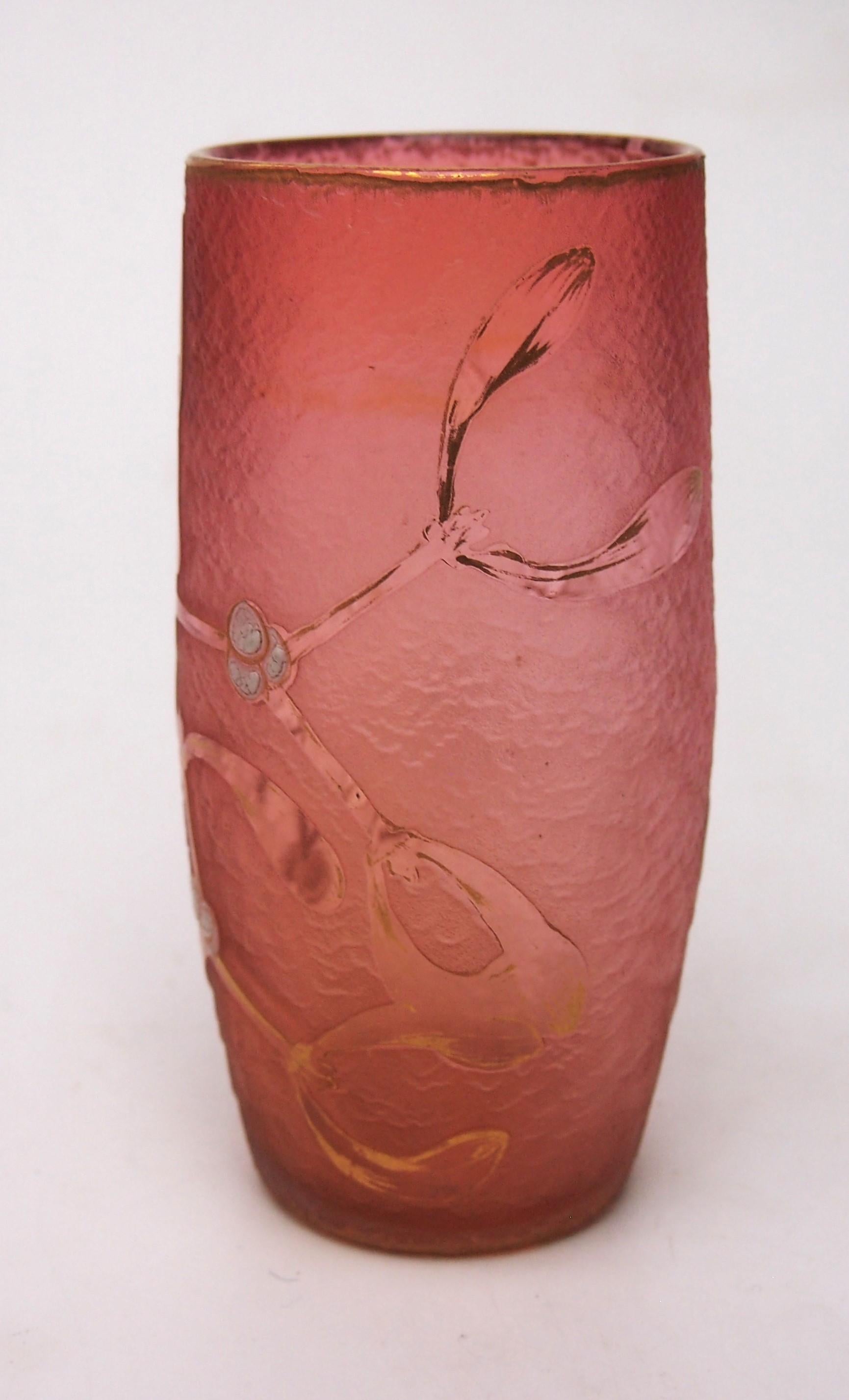 Clásico jarrón de barril Daum Gui (Muérdago) en un color naranja/rosa muy inusual, recortado al ácido con bayas esmaltadas en blanco y reflejos dorados en las ramas, las hojas y la parte superior.  Tiene la clásica forma de tonel de Daum, una de las