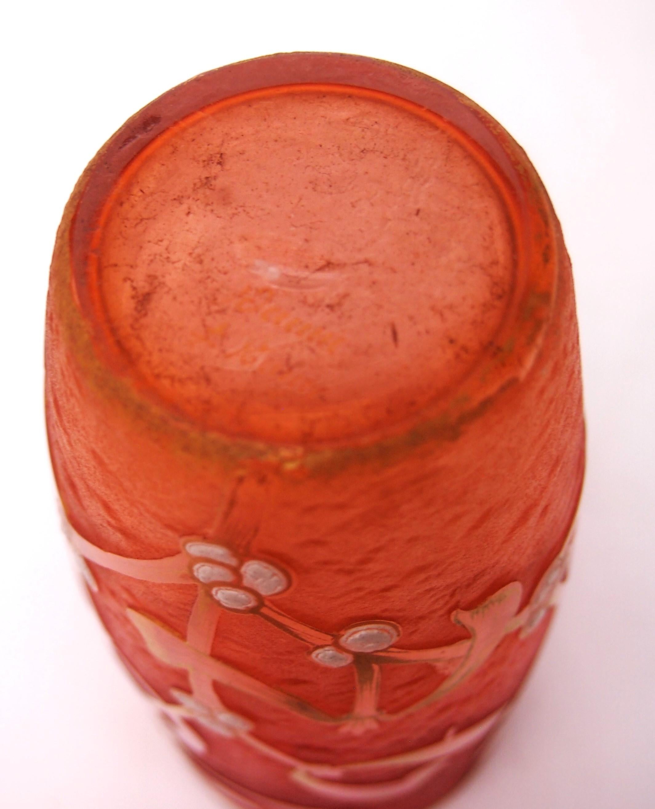 Daum Jarrón de cristal esmaltado y recortado al ácido con muérdago  -Francés c1900 en venta 1