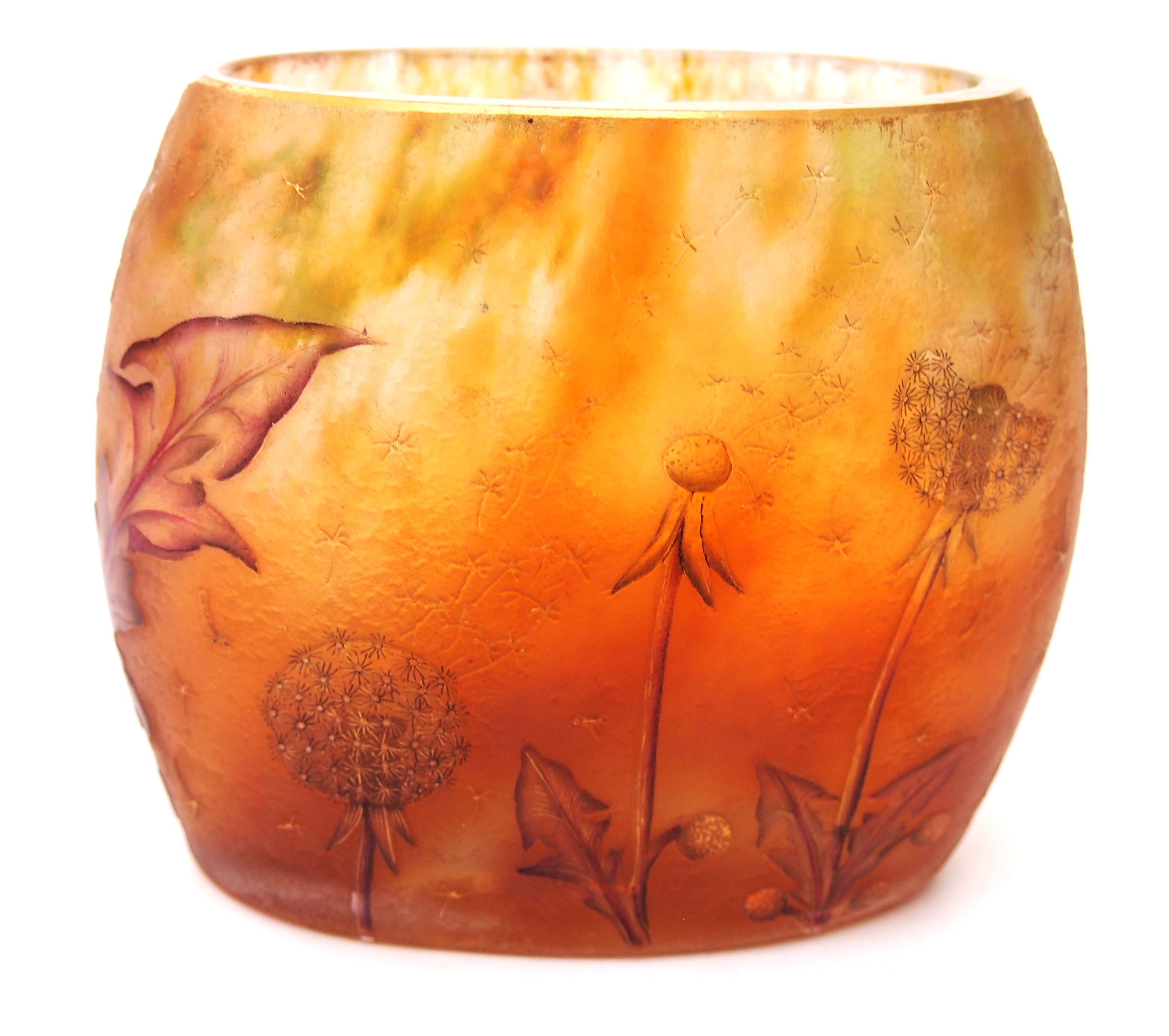 Art Nouveau Vaso da cuscino in vetro con smalto e cammeo di Daum raffigurante denti di leone - Francia, 1900 ca. in vendita