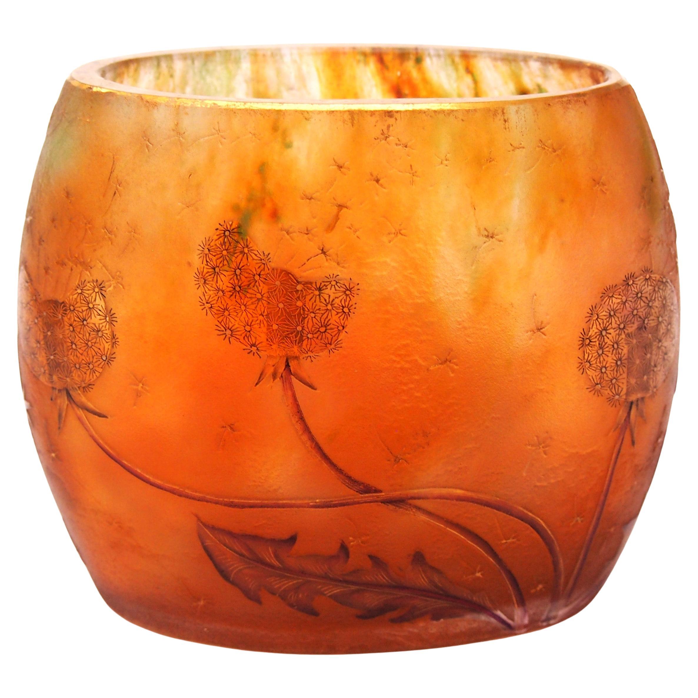 Vaso da cuscino in vetro con smalto e cammeo di Daum raffigurante denti di leone - Francia, 1900 ca.