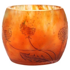 Vaso da cuscino in vetro con smalto e cammeo di Daum raffigurante denti di leone - Francia, 1900 ca.