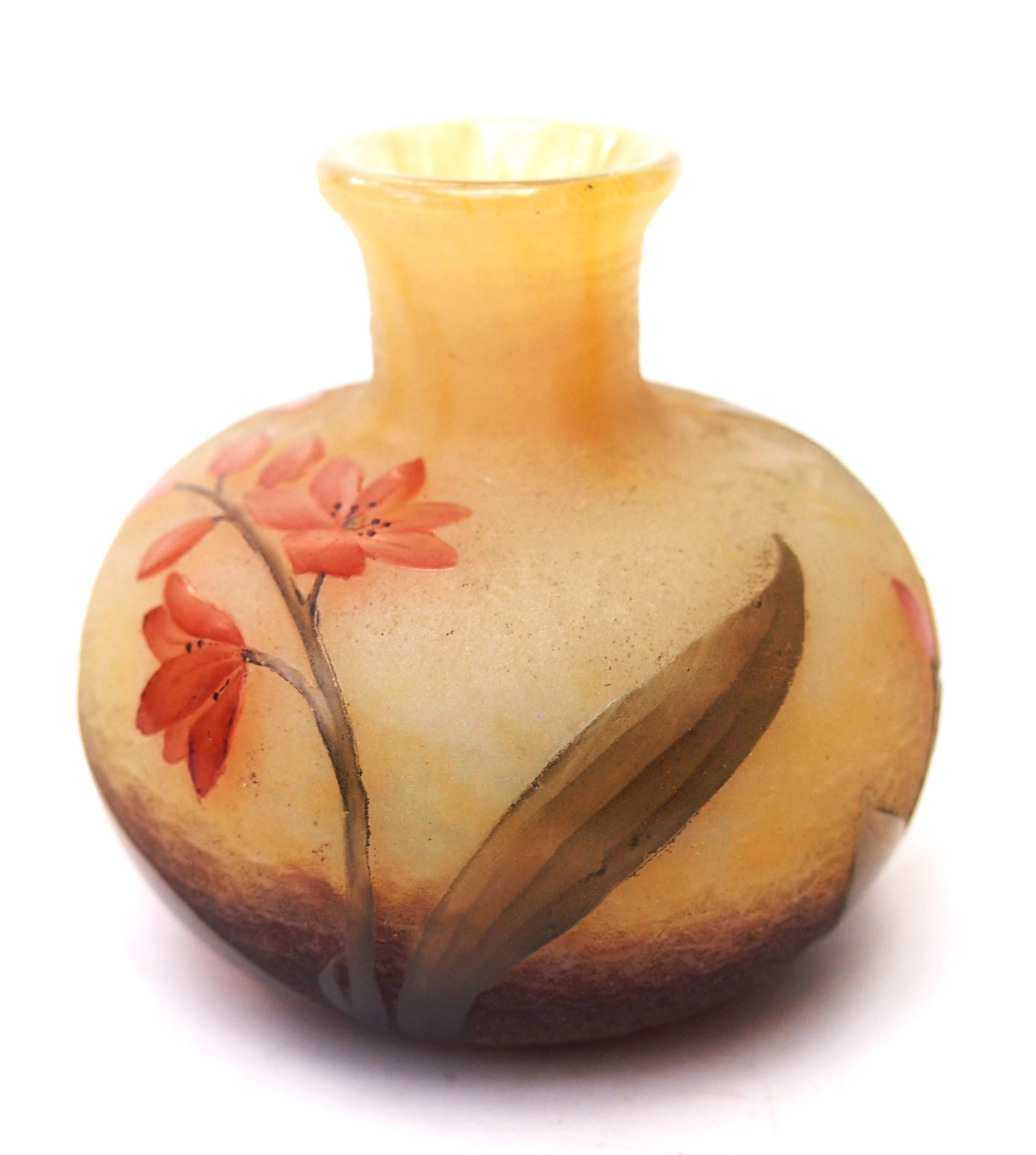 Eine atemberaubende Daum Frühlingsblumen kleine Vase -Polychrom emailliert und Kamee geschnitten zurück, die eine Auswahl von Frühlingsblumen und Laub auf einem braunen und gelben Hintergrund zeigt.  Es ist in einem klassischen Daum niedrige Kugel