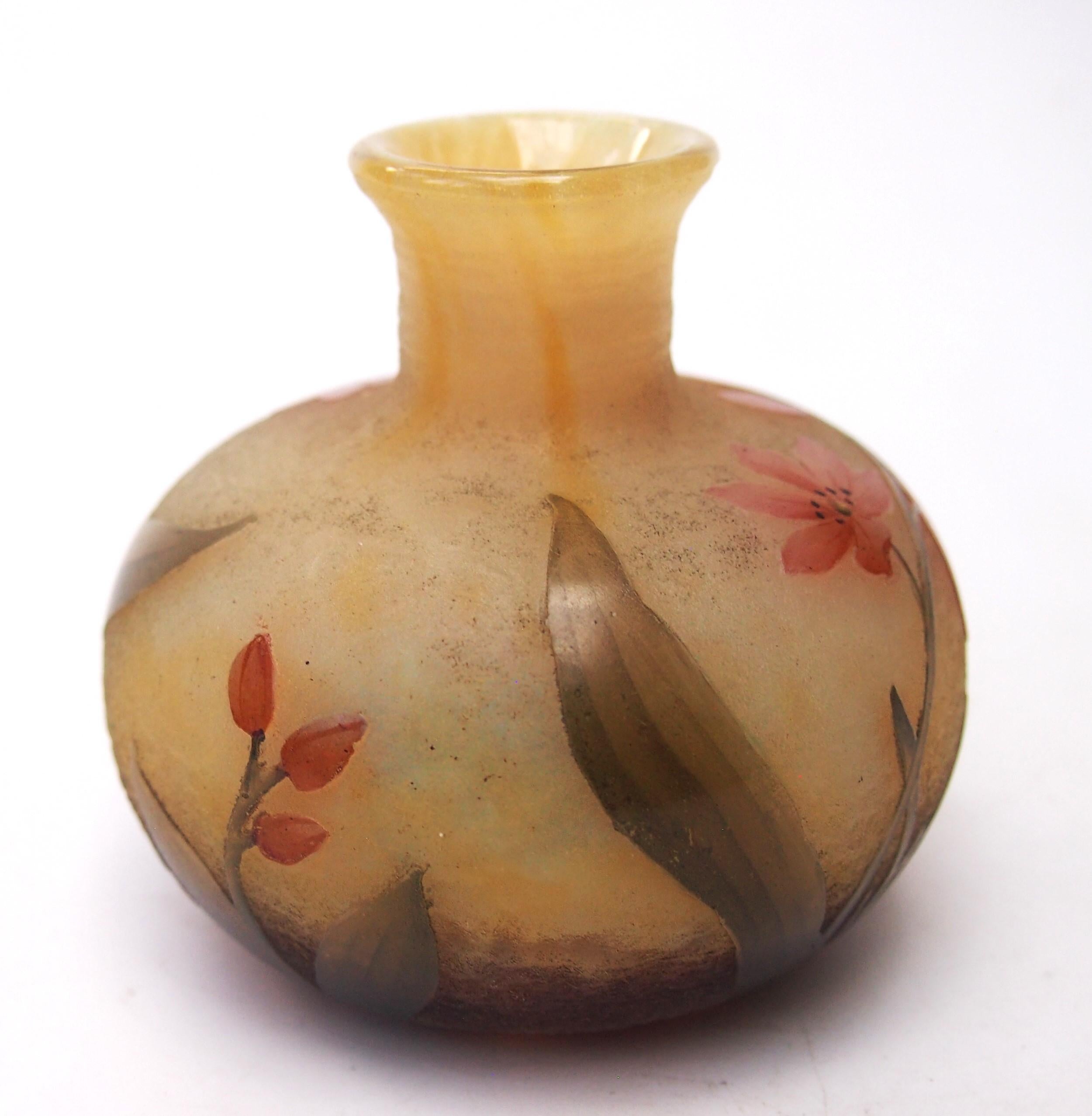 Spring Botanical Vase aus Emaille und Kamee-Glas von Daum - Französisch um 1900 (Art nouveau) im Angebot