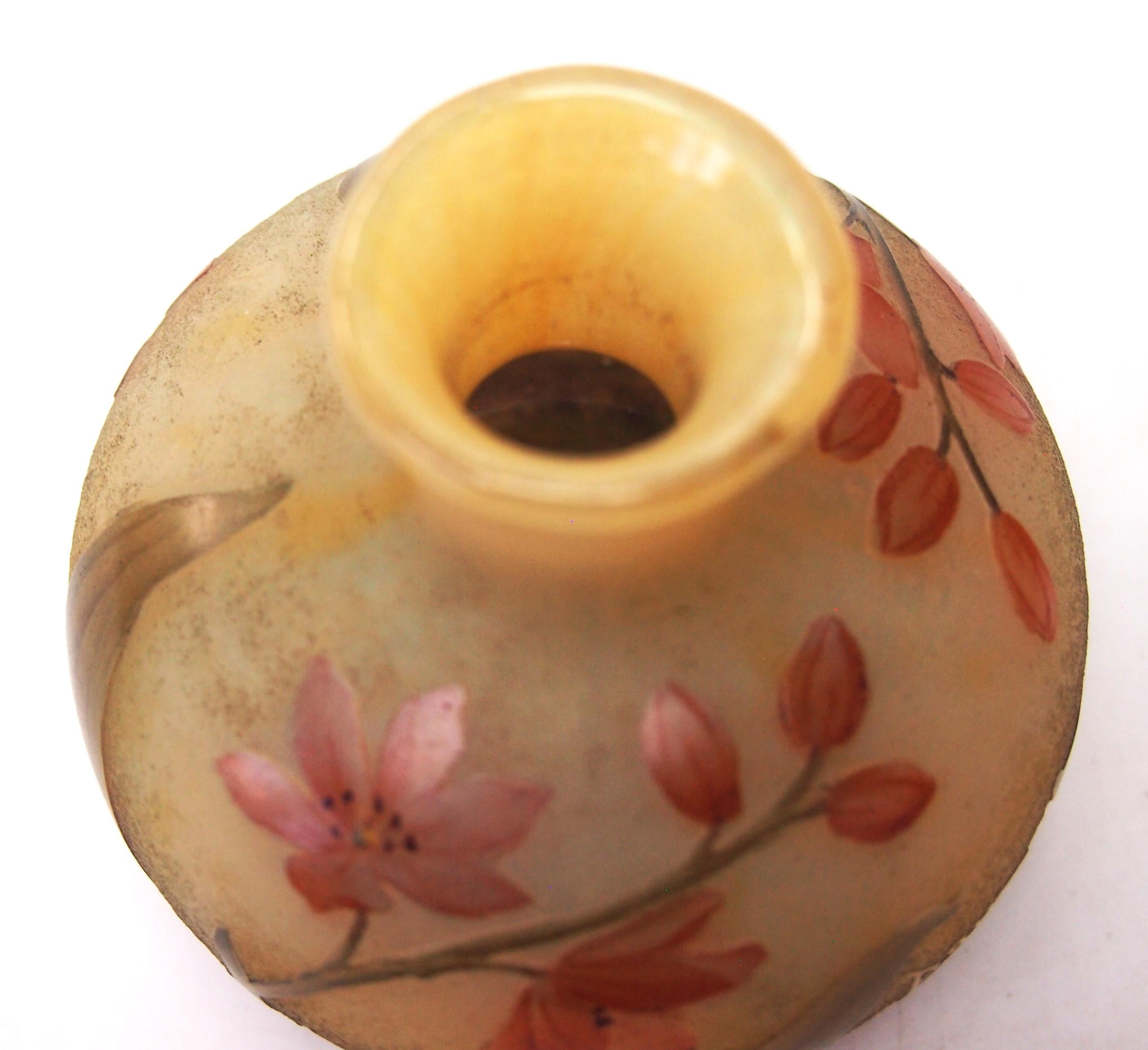 Spring Botanical Vase aus Emaille und Kamee-Glas von Daum - Französisch um 1900 (Glaskunst) im Angebot