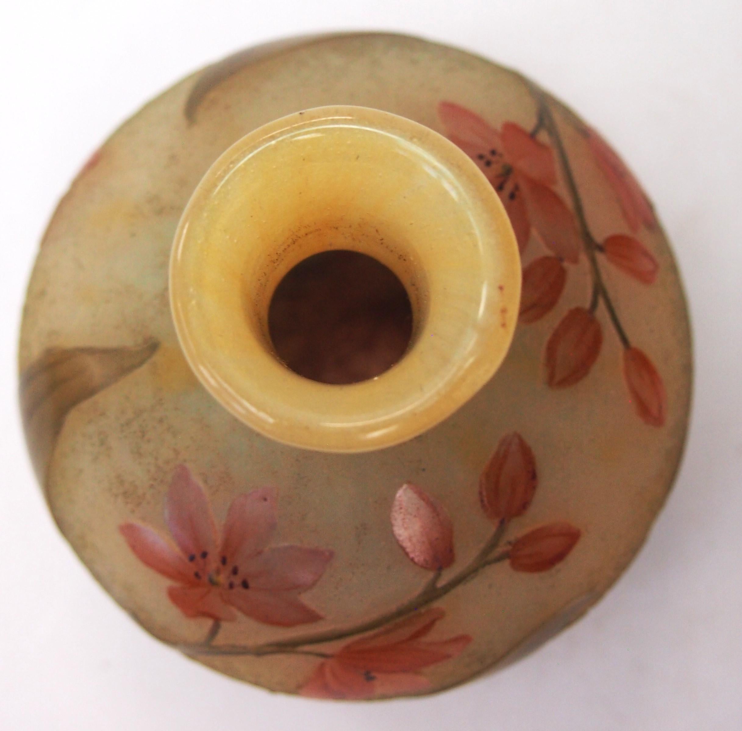 Spring Botanical Vase aus Emaille und Kamee-Glas von Daum - Französisch um 1900 im Angebot 1