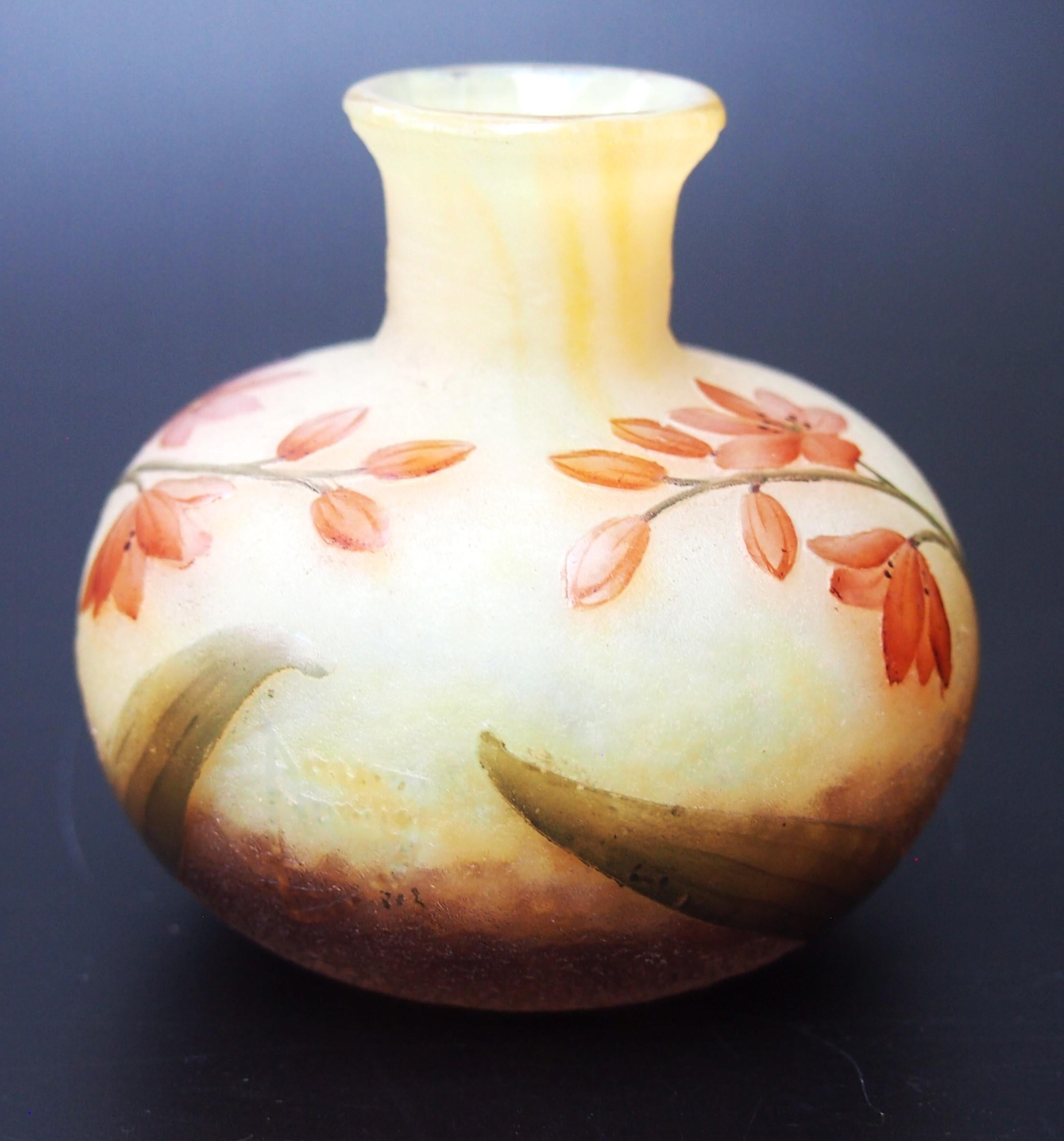 Spring Botanical Vase aus Emaille und Kamee-Glas von Daum - Französisch um 1900 im Angebot 3
