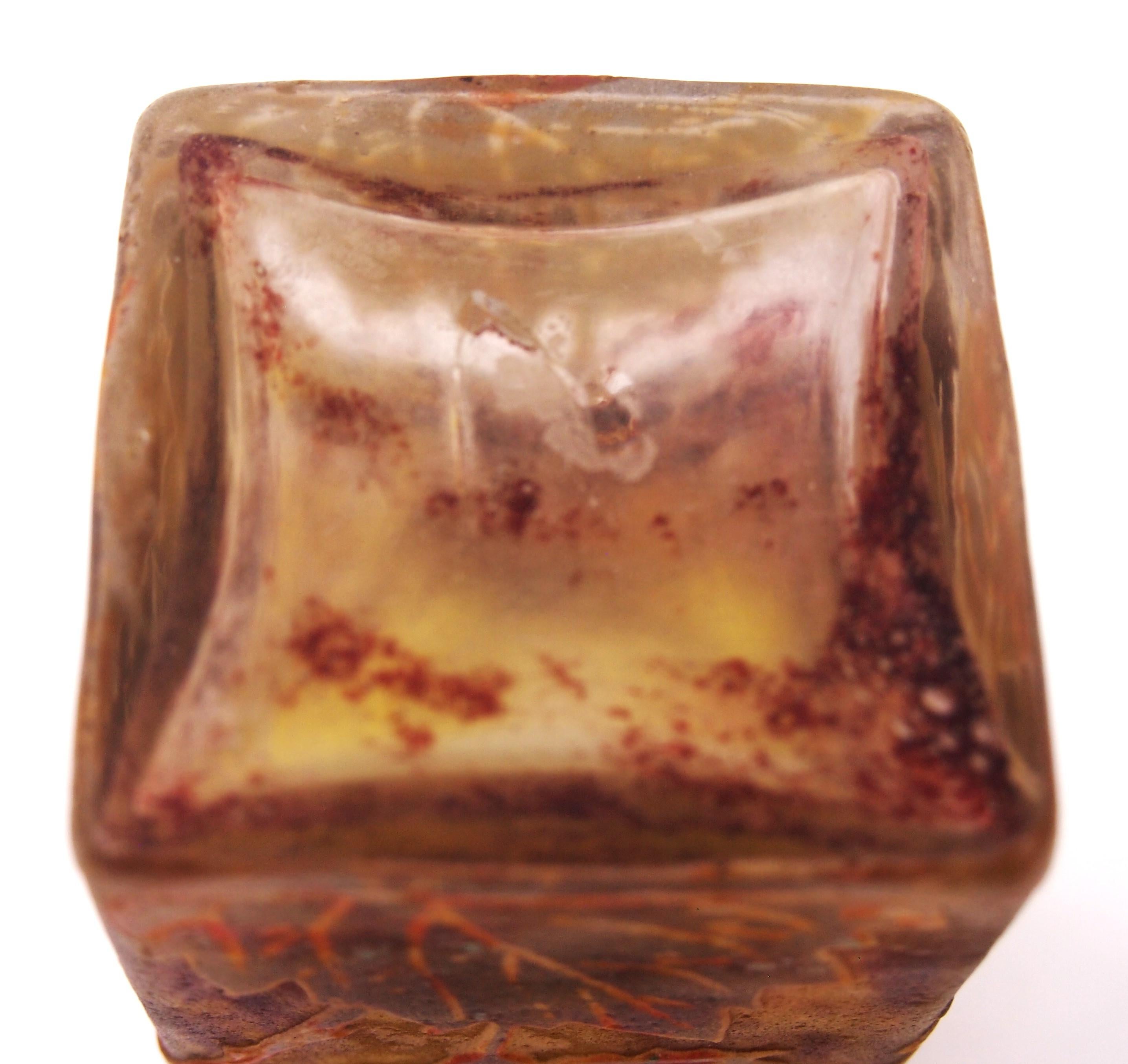 Inizio XX secolo Vaso in vetro con smalto e cammeo di Daum raffigurante delle more - Francia, 1900 ca.