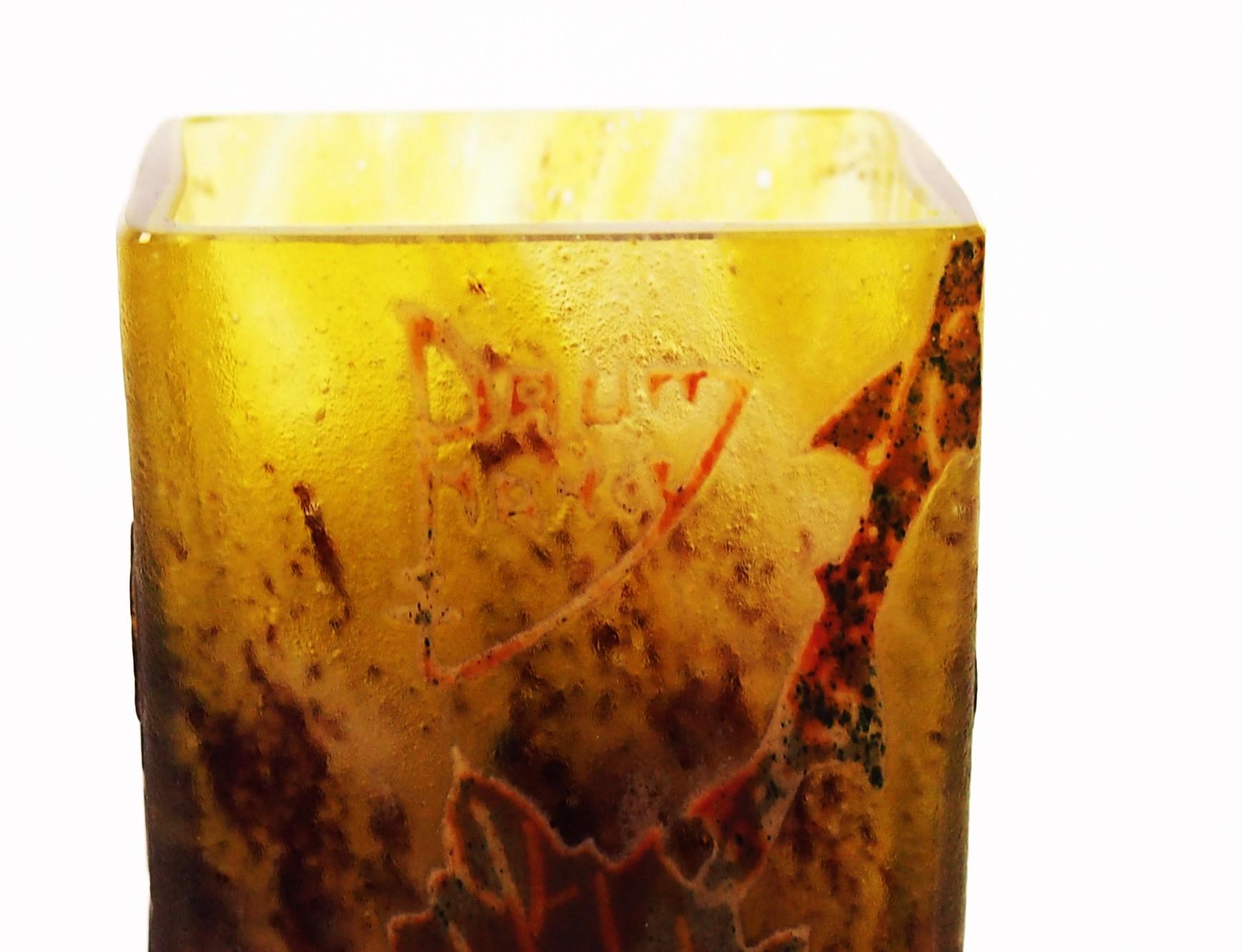 Vetro artistico Vaso in vetro con smalto e cammeo di Daum raffigurante delle more - Francia, 1900 ca.
