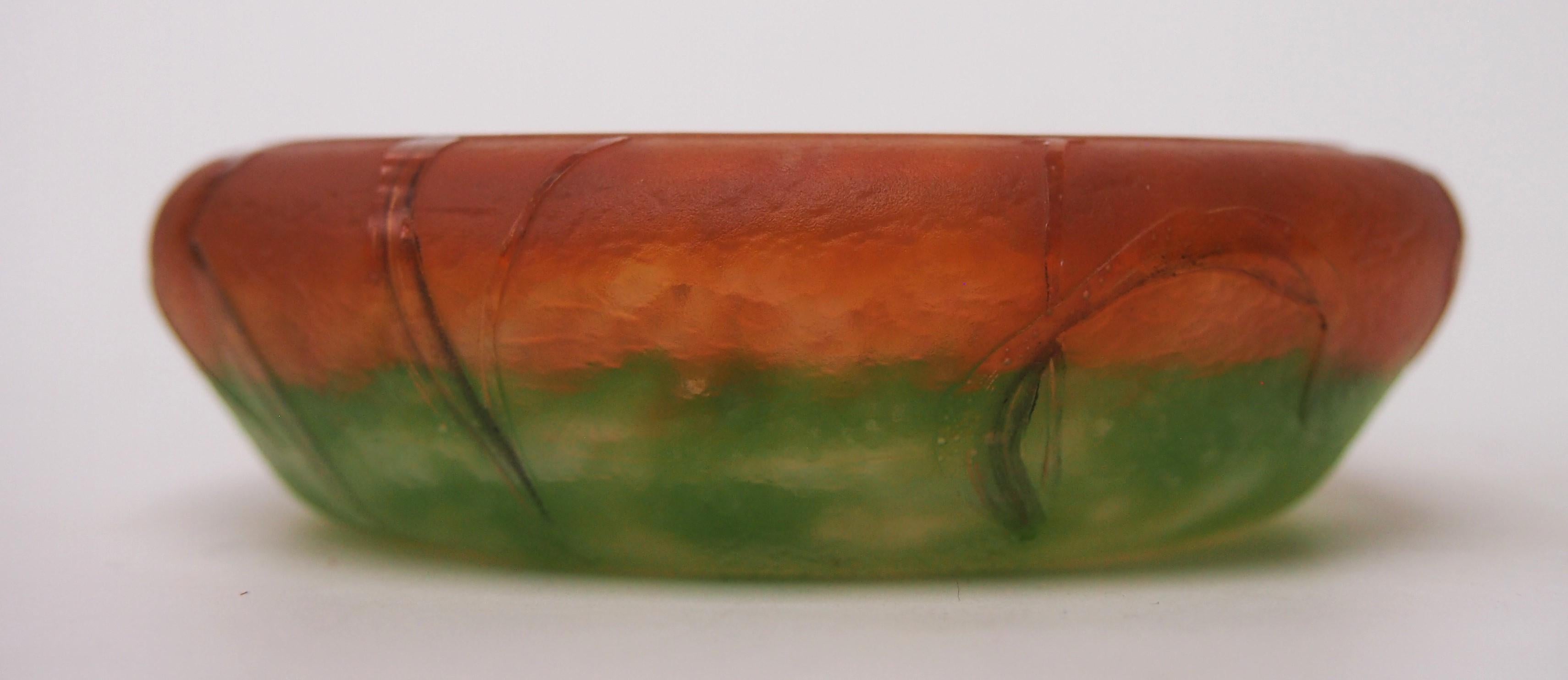 Rara ciotola bassa Daum Tulips - vaso - smaltato in policromia e con taglio a cammeo raffigurante fiori e foglie di tulipani pappagallo su uno sfondo verde e arancione, con rivestimento interno in bianco opaco.  Si tratta di una ciotola e di un vaso