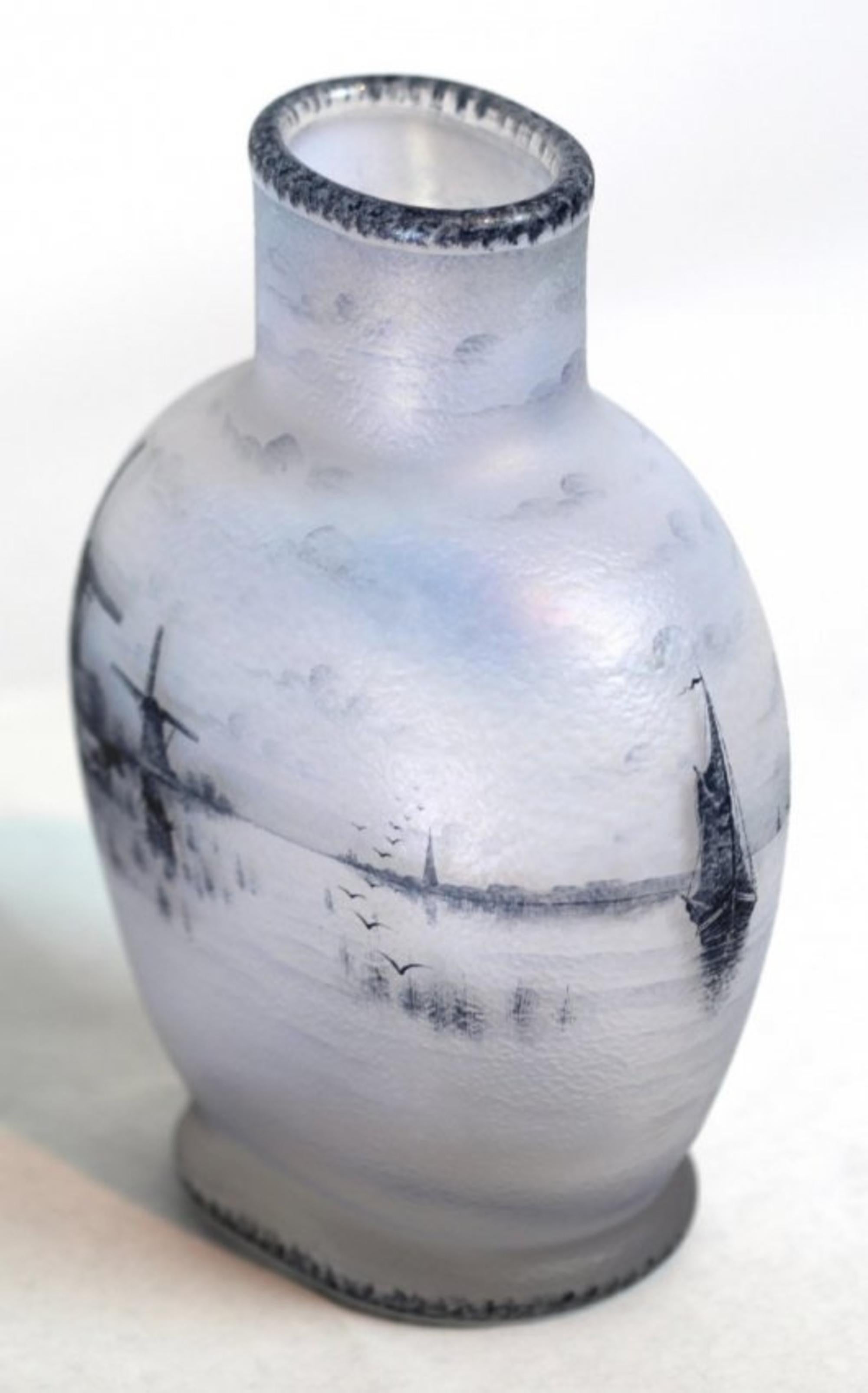 Vase aus emailliertem und säuregeätztem Glas von Daum Nancy,  Niederländische Landschaft
