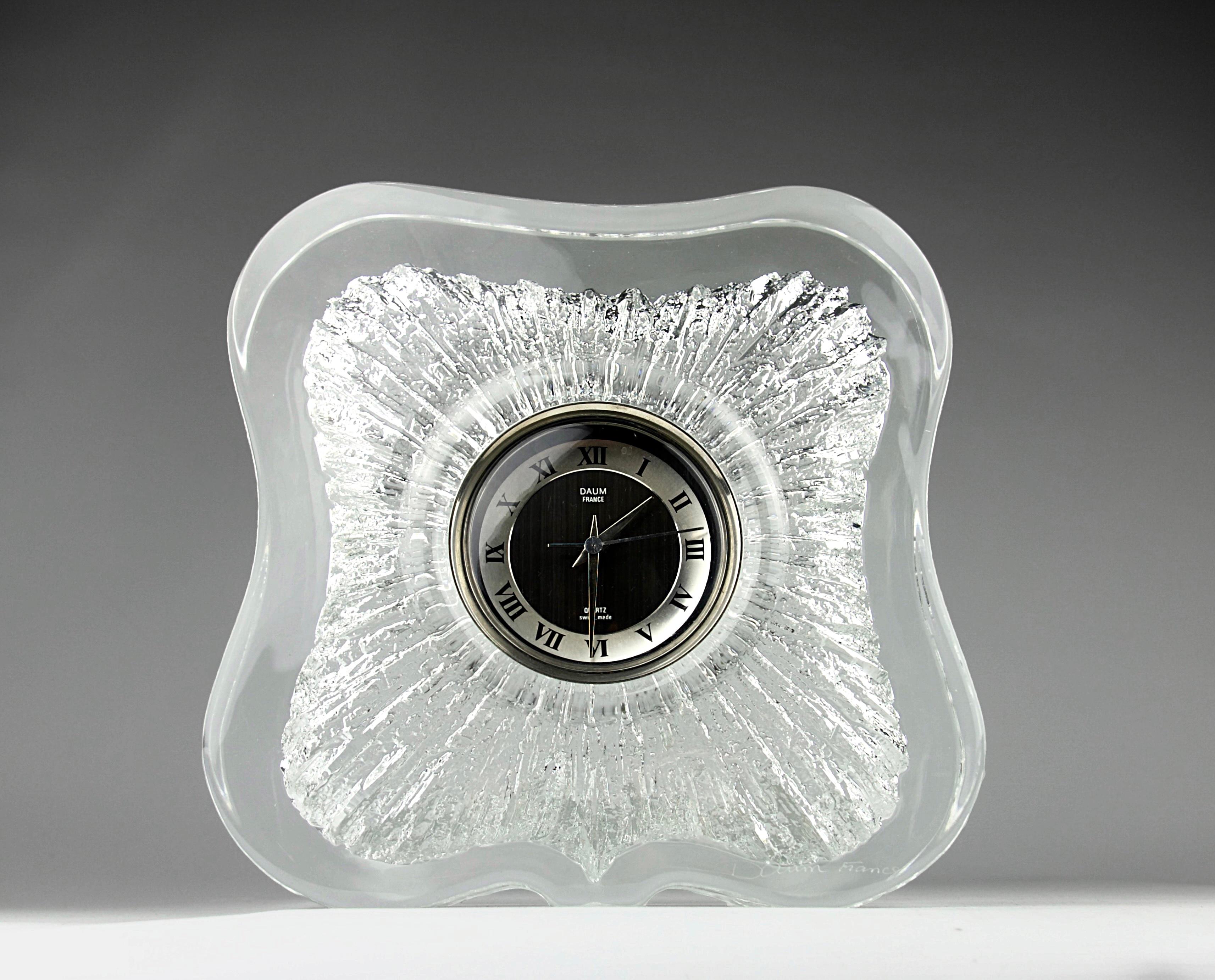 Superb Anemone clock in Daum crystal from the 1970s. Signed Daum France.
Very good condition. Clock system is original and needs to be replaced by a modern system to function.

Dimensions in cm (H x L x l): 25.5 x 25.5 x 6

Secure shipping.

The