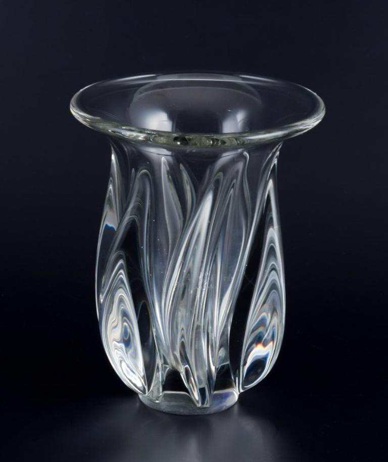 Daum, Frankreich. Kunstglasvase aus Kristall. Art Deco.
Klares Glas. Handgefertigt.
1930er/40er Jahre.
Unmarkiert.
Perfekter Zustand.
Abmessungen: H 17,0 cm. x T 13,8 cm.
