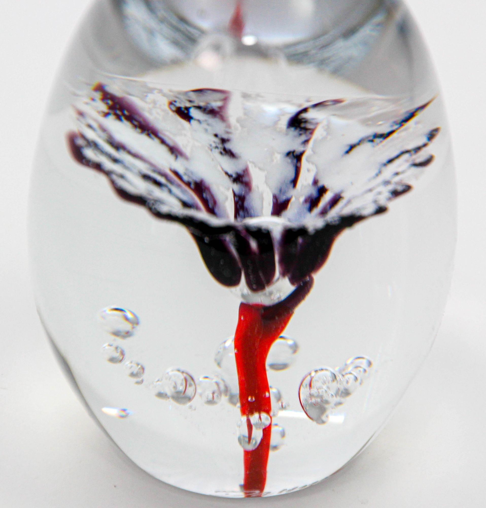 Daum France Briefbeschwerer aus mundgeblasenem Kristall-Kunstglas, signiert in Eiform, Rot, Blau, Weiß und Weiß (Moderne der Mitte des Jahrhunderts) im Angebot