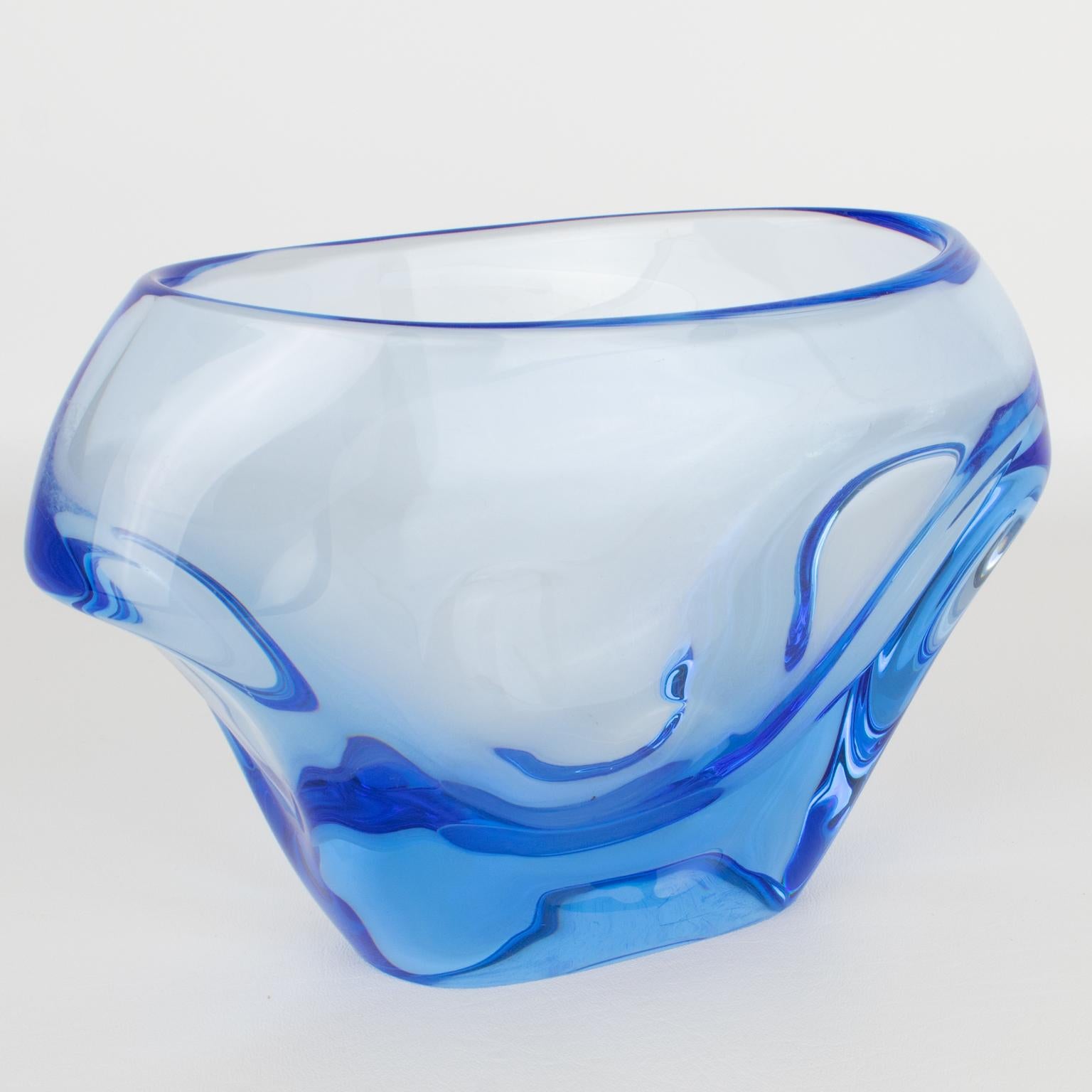 Disegnato dalla celebre Daum di Nancy, in Francia, questo splendido vaso di cristallo allungato esemplifica l'estetica raffinata del design di metà secolo. Il pezzo è stato realizzato in Francia intorno al 1950. La sua forma slanciata e la