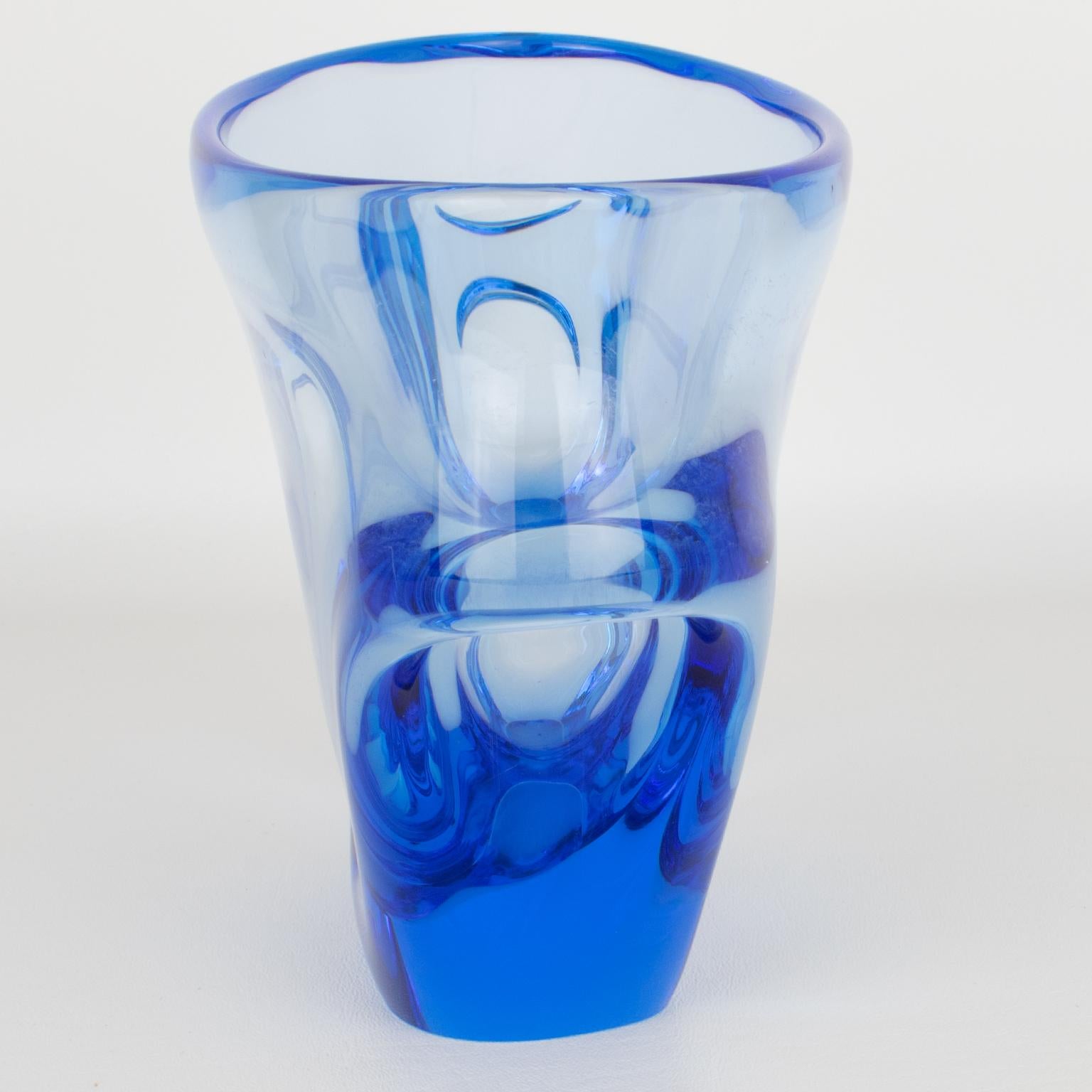 Vaso di cristallo blu Daum France, circa 1950 In condizioni ottime in vendita a Atlanta, GA