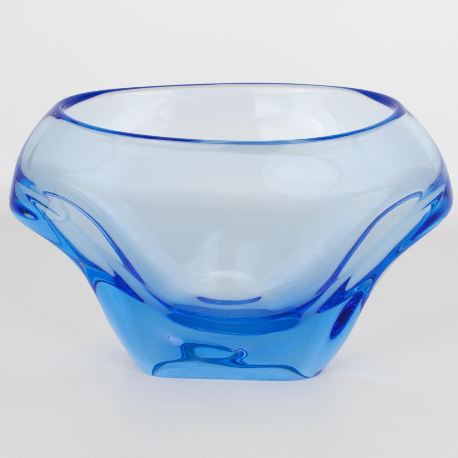 Metà XX secolo Vaso di cristallo blu Daum France, circa 1950 in vendita