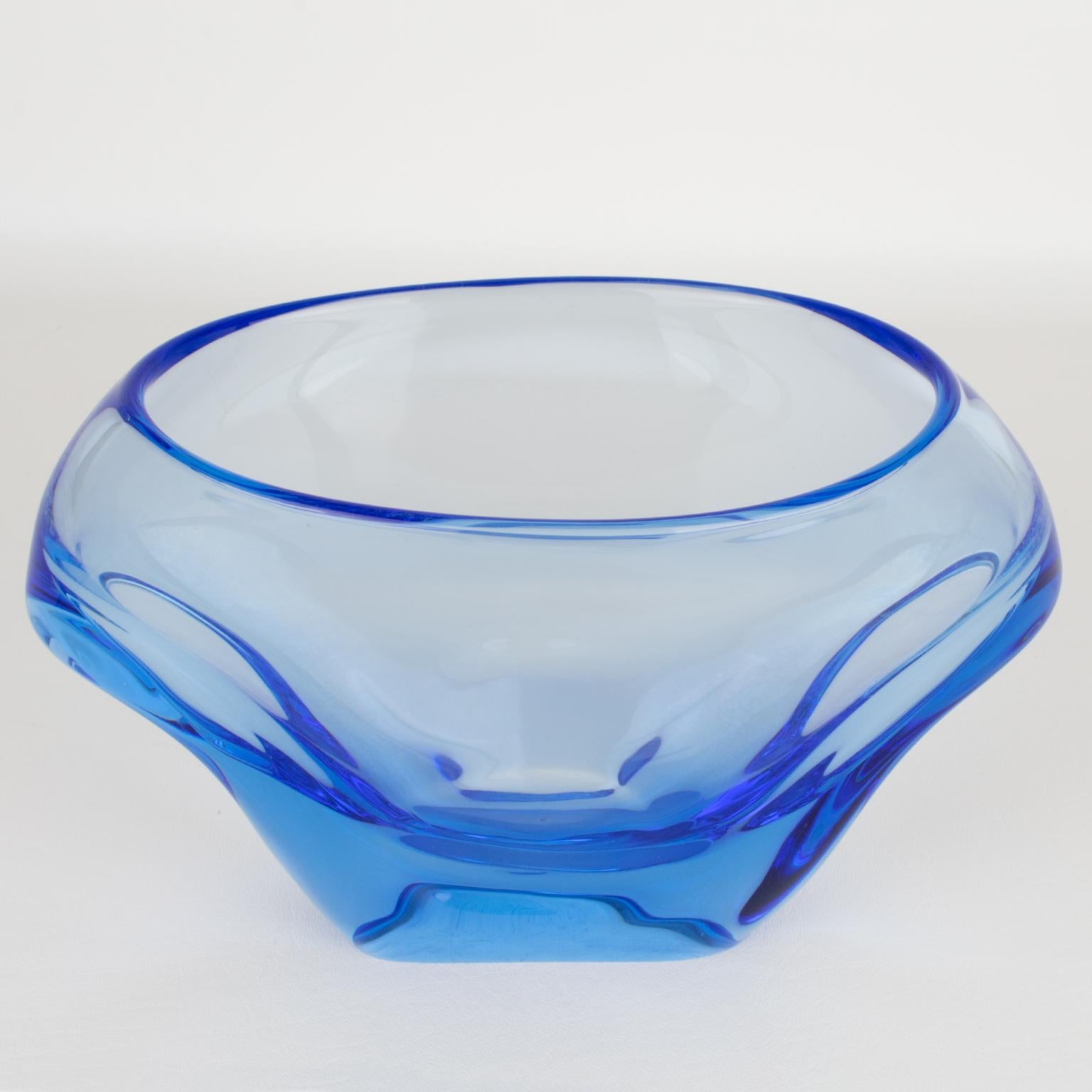 Vaso di cristallo blu Daum France, circa 1950 in vendita 2