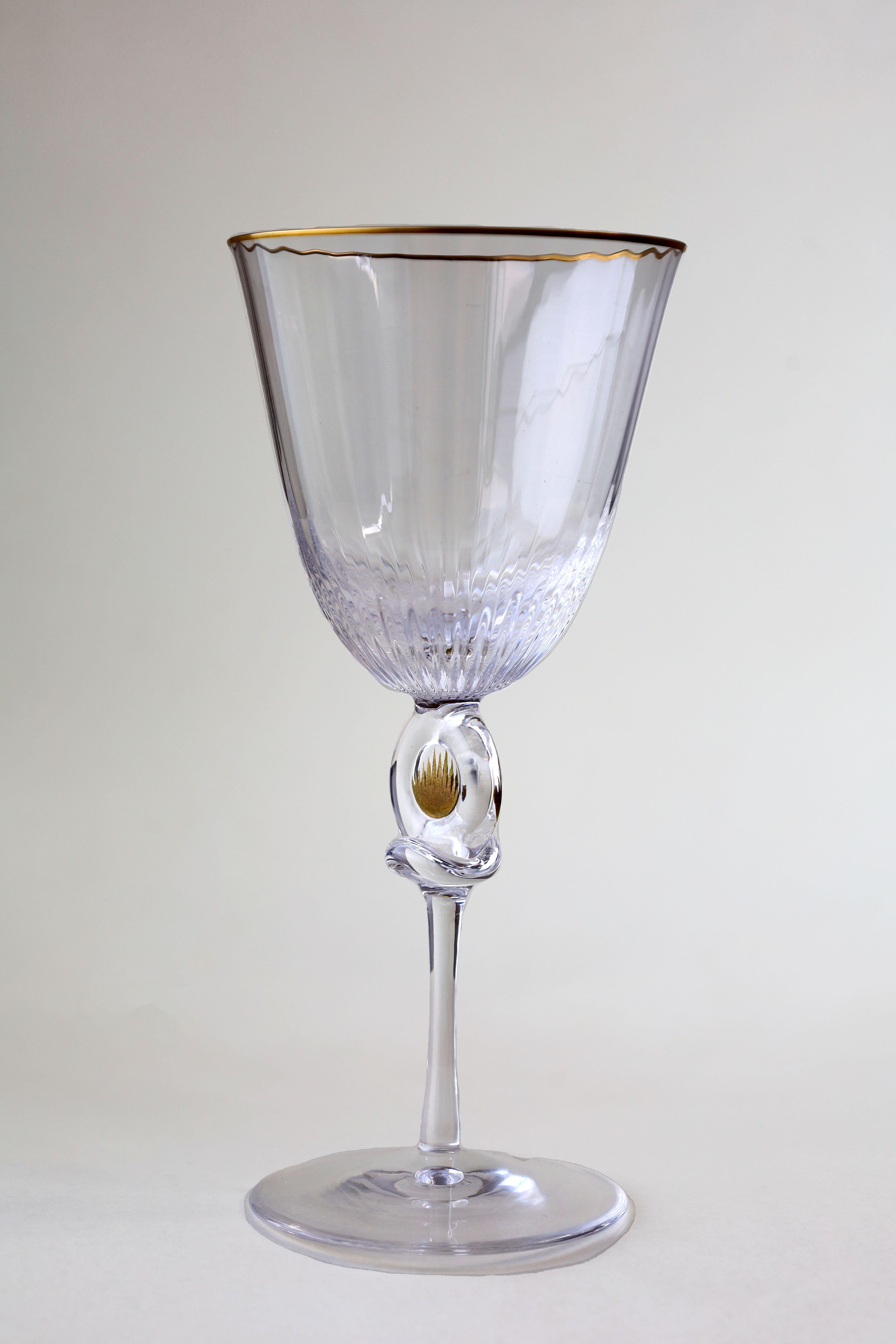 Elegant ensemble de six verres à vin en cristal clair de haute pureté, créé par le célèbre verrier français Daum.
Chaque verre présente une nervure verticale finement exécutée le long du bol, caractéristique de la verrerie de luxe de Daum au milieu