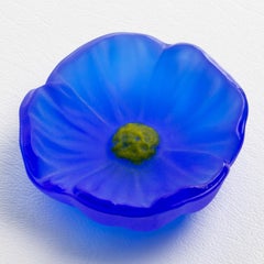 Sculpture presse-papier en pâte de verre bleu cobalt avec fleur de cactus, Daum France, 1970