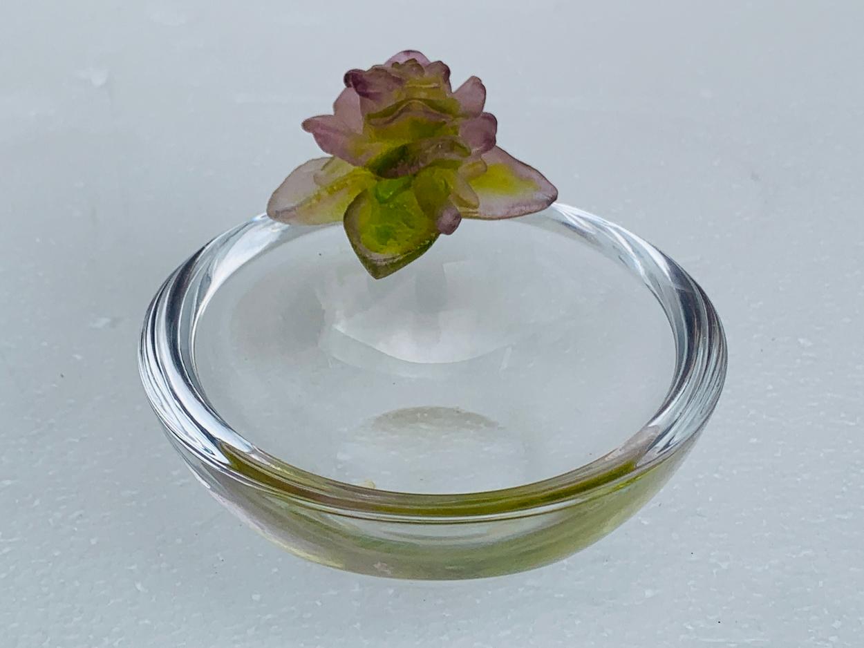 Daum France Coupelle Ronde roses in lavender.
This little bowl is in excellent condition, no chips or cracks.The piece is signed.

Measurements:
4 inches diameter x 2.5 inches high.
