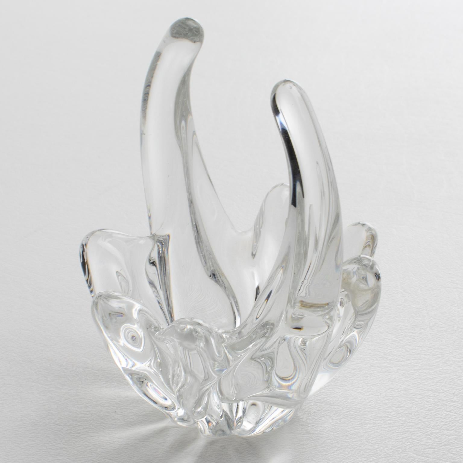 Daum Nancy France hat diese hübsche Kristallvase mit Knospenkorb um 1970 entworfen und hergestellt. Dieses typische abstrakte Design von Daum kann auch als Videopoche oder als Auffangschale verwendet werden. Die geätzte Signatur von Daum France