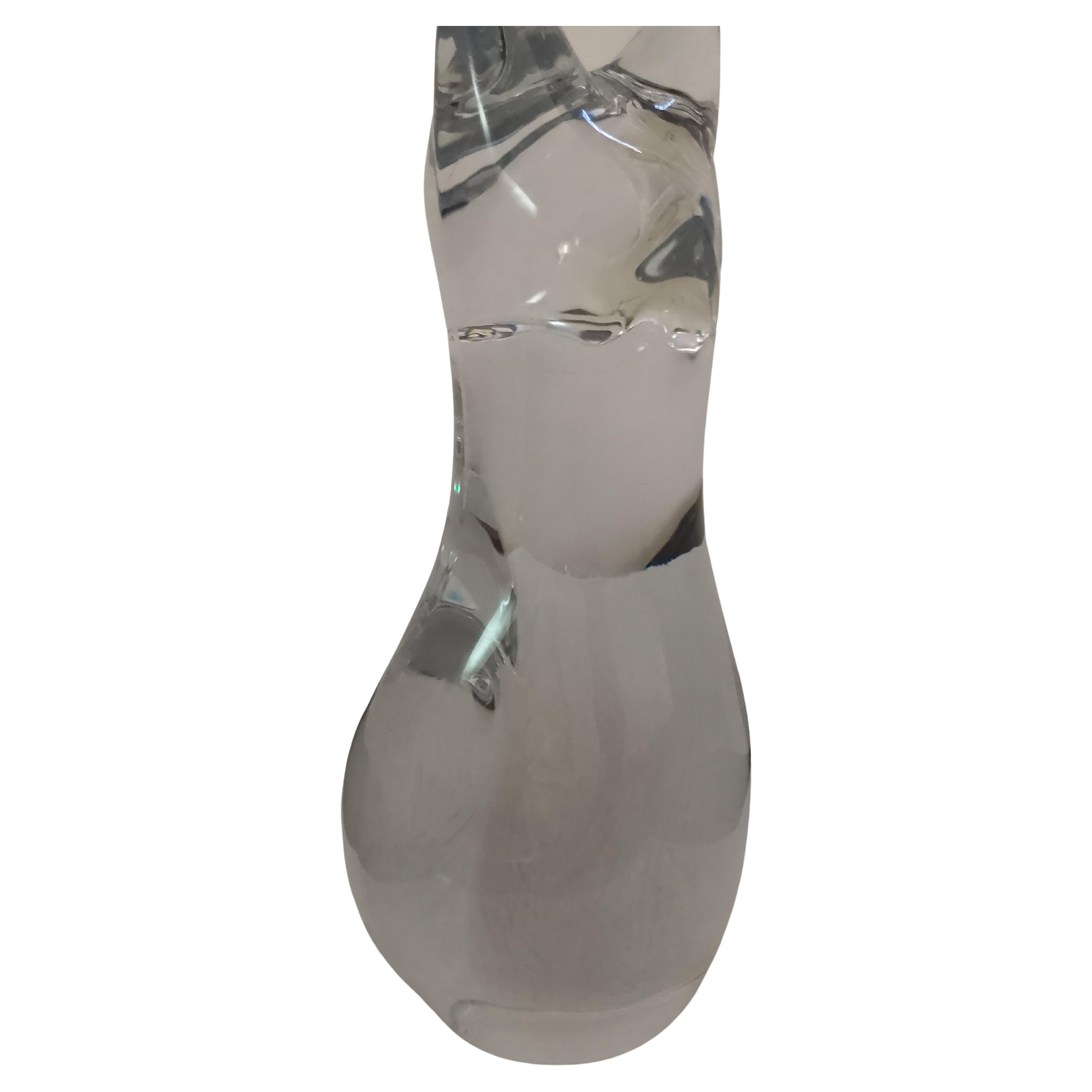 Daum, Frankreich, schuf in den späten 1960er Jahren diese bezaubernde Katzenfigur als Briefbeschwerer oder Schmuckskulptur aus Kristall von Hand. Die Skulptur zeigt eine liebenswerte Katze mit dimensionaler Schnitzerei. Der Briefbeschwerer ist auf