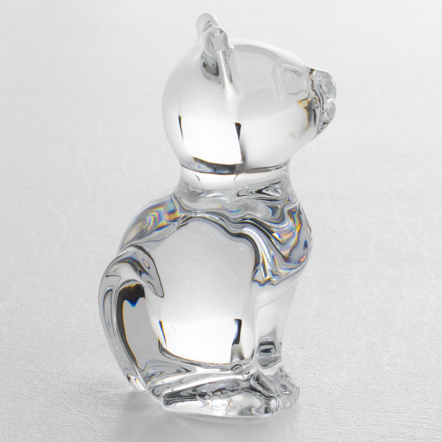 Daum, France, a créé à la main cet adorable presse-papier ou sculpture ornementale en cristal représentant un chaton à la fin des années 1960. La sculpture représente un adorable chat, sculpté de manière dimensionnelle. Le presse-papier est signé