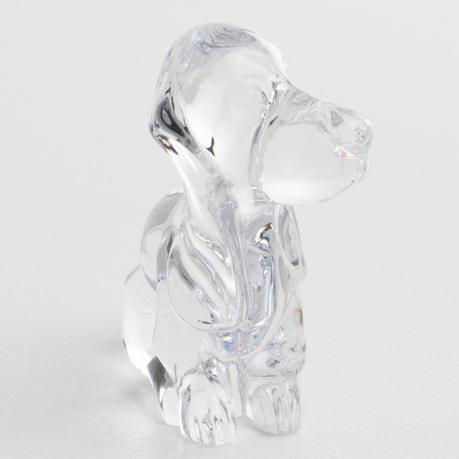 Daum, France, a créé à la main cette adorable figurine de basset en cristal, presse-papier ou sculpture ornementale, au début des années 1970. La sculpture représente un chien adorable avec une sculpture dimensionnelle. Le presse-papier est signé